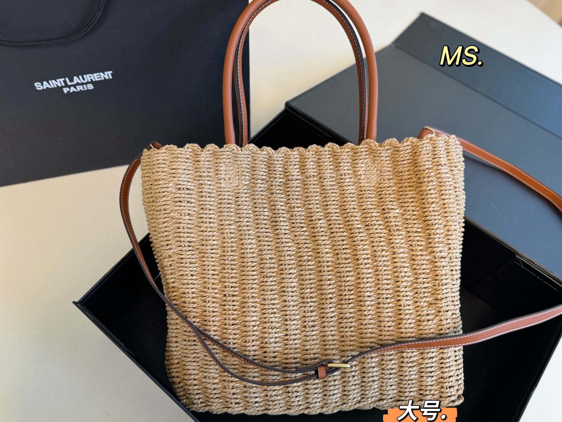 P95大号 （飞机盒） size：27&times;27大号 LOEWE 罗意威新款草编琴谱托特包💕 柔软拉菲草编织成立体包型， 一眼爱上，氛围感绝了👍 柔软又🈶️韧性，质感满🈵️ 既能度假🏖，又能通勤！