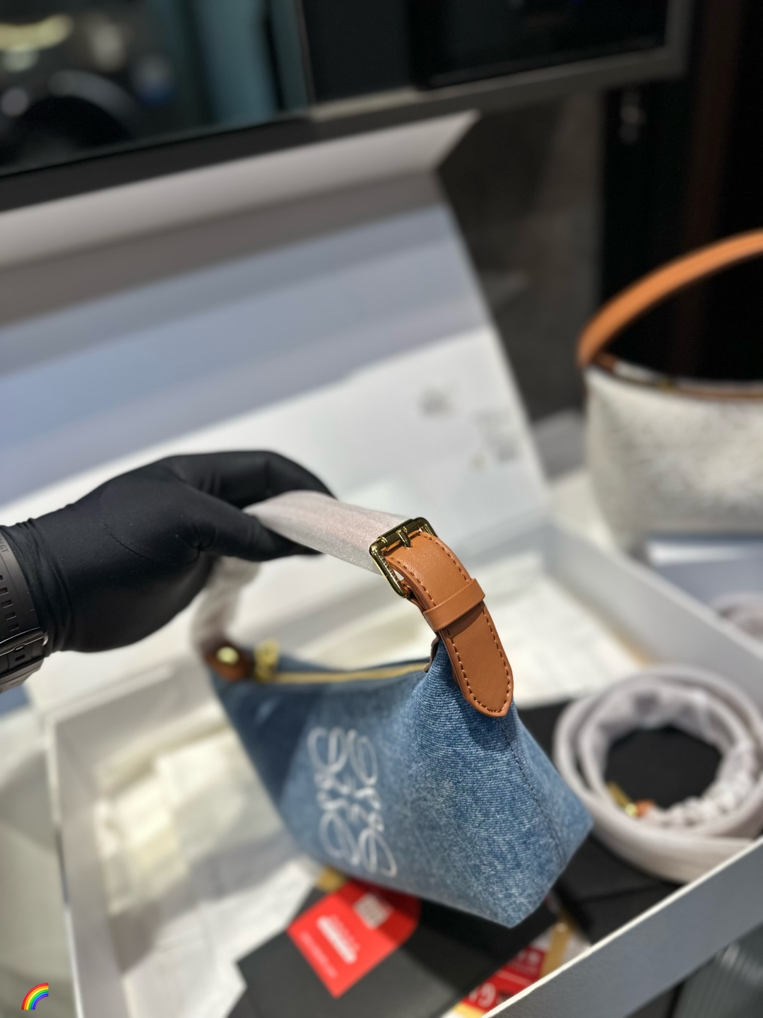 ❤️p125（礼盒包装）❤️ 罗意威饭盒包 新成员饭盒包终于来啦这个大小比较适合平时外出，装个手机卡包车钥匙都可以，想要功能性大的不要选择这个，装不进ipad!冬天就是要这种反差比较大的小巧玲珑的包，才能让臃肿大衣的外表下添加一些俏皮可爱!几千块的快乐就是做一-个女孩当#饭盒包风#尺寸20.12