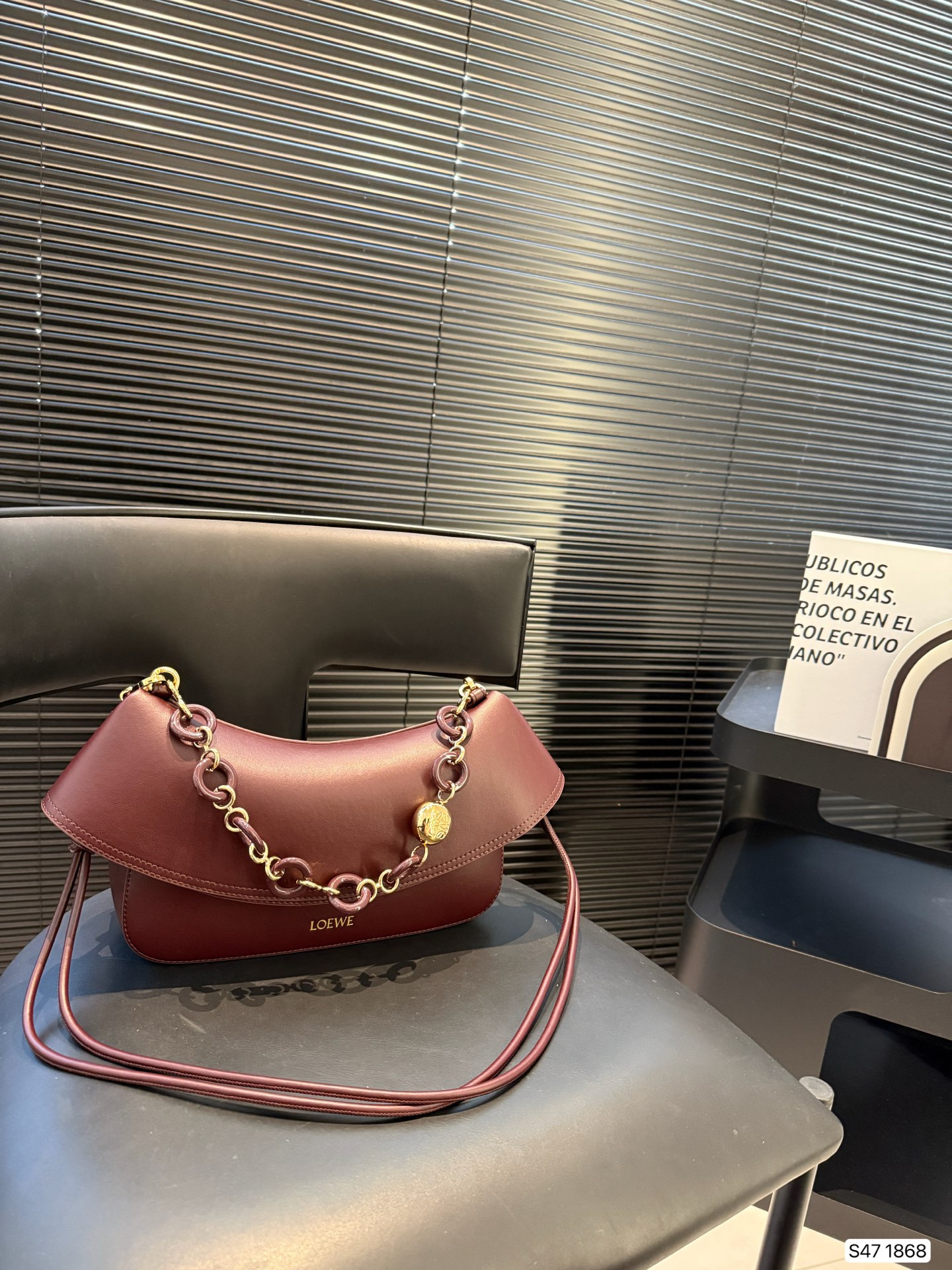 P285 罗意威LOEWE|七夕限定 Ola手袋，一眼心动! LOEWE这款 Ola手袋是七夕专属，简直美哭!弧形设计流畅优雅，搭配醒目的甜甜圈链条，辨识度超高。超实用，光滑牛皮革柔软轻便，背着毫无负担，超适时髦，细节太戳人:可拆卸管状肩带和链条，自由切换单肩或斜挎;翻盖开合顺滑，内袋收纳超方便。LOEWE烫金标志低调奢华，百搭又显气质。 尺寸：26 17 货号1868