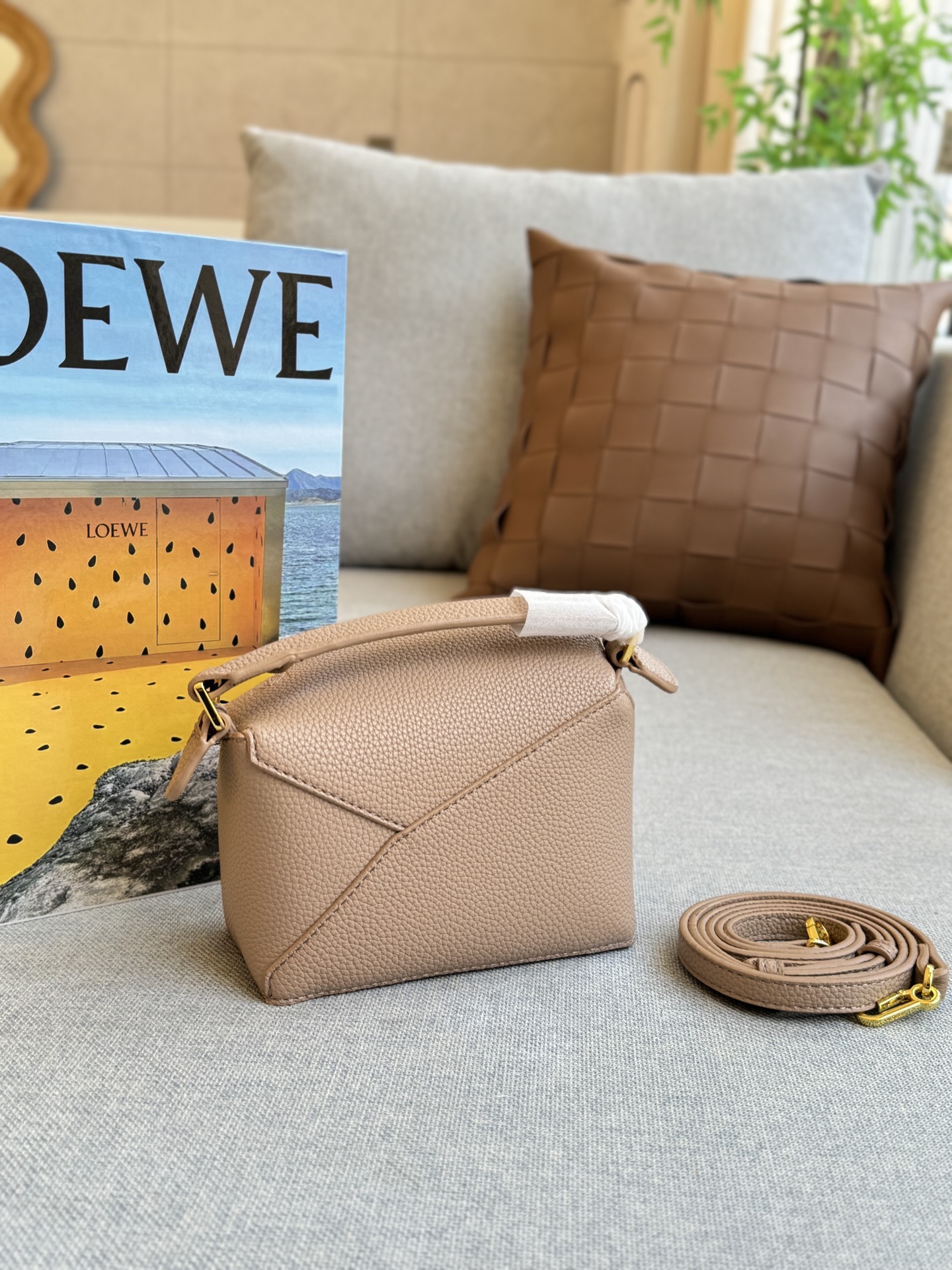 大💰160 折叠盒 小💰140 折叠盒 size：24&times;17/16&times;12 LOEWE罗意威 Puzzle 几何包/拼图包手提斜挎单肩包 焦糖色很🔥也很百搭 一年四季都可以背 低调又高级，闭眼入~ 这款自带logo的宽肩带puzzle太爱啦 妥妥时髦精一枚 满满的高级感扑面而来 经典永不过时的几何包，好心动啊