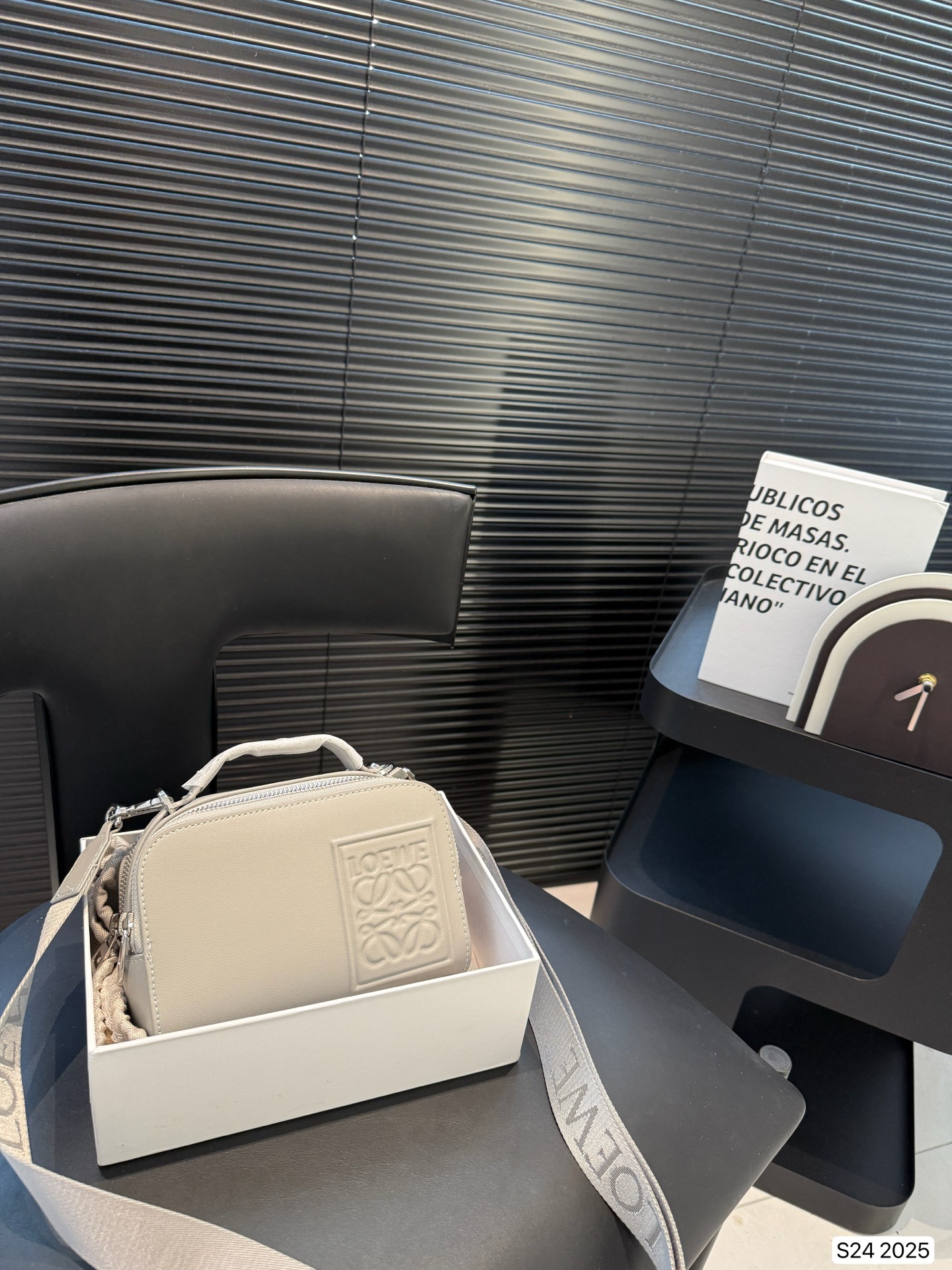 P170 配盒子 罗意威隐藏款,宝藏包包 罗意威的相机包妥妥的宝藏隐藏款 前后双容量大开口拉链可以单肩 斜挎手拎日产休闲 时尚百搭 西班牙小牛皮匠心之作万元之内的必选好物 #罗意威loewe #相机包 # 尺寸:18 13 货号2025