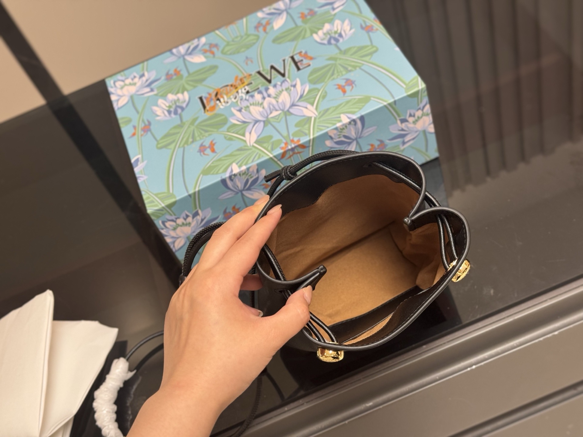 &yen;145 配盒 罗意威pebble pouch 好能装 罗意威新出的pebble手机包 又好看又能装～ 自带的肩带可以随意调节 配上毛毡小挂件 很可爱 放手机充电宝墨镜盒等等都能放下 超级实用的包包 推荐！ 尺寸:18.22cm