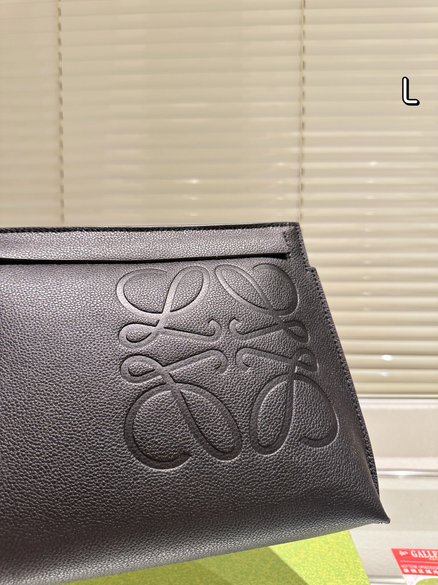 配礼盒🎁P140 Loewe 罗意威 手包 520限定手袋 甜而不腻的日常搭配 颜值质感被拿捏住了 凹造型必备✔️ 尺寸：31.20cm