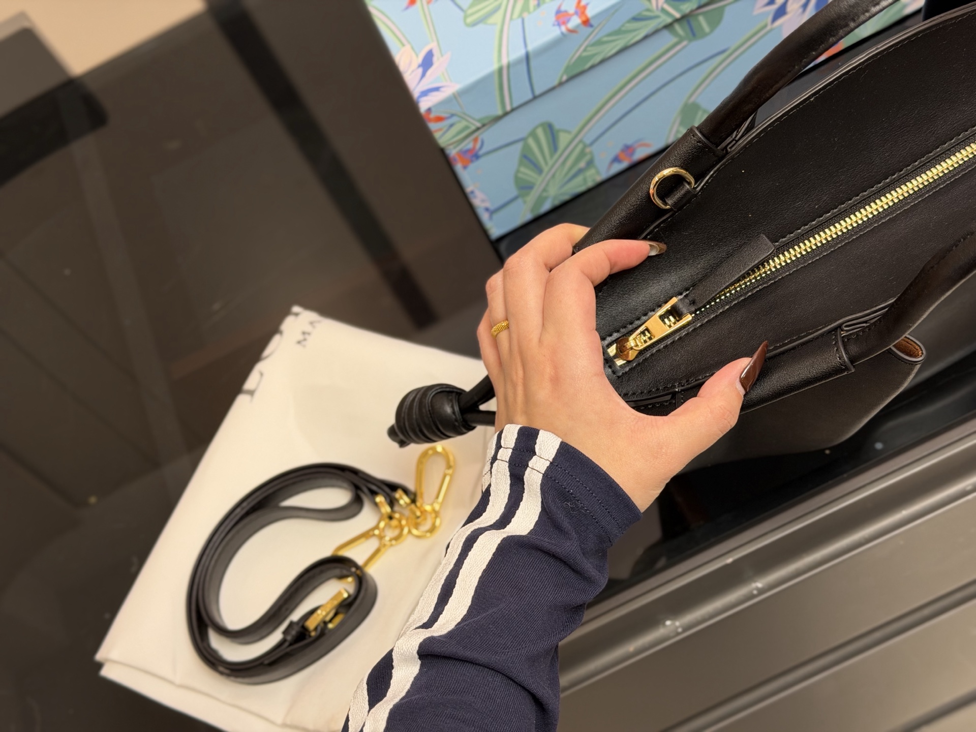 &yen;180 配盒 Loewe罗意威新款Paseo饺子包 做工精致廓形简洁优雅， 带来了柔软和超轻盈的独特复褶构造。 采用闪亮纳帕牛皮革制成。 *手拿或肩背*可拆卸和可调节肩带* 顶部隐形拉链*金色绒面革衬里*烫金。 尺寸:25.18cm