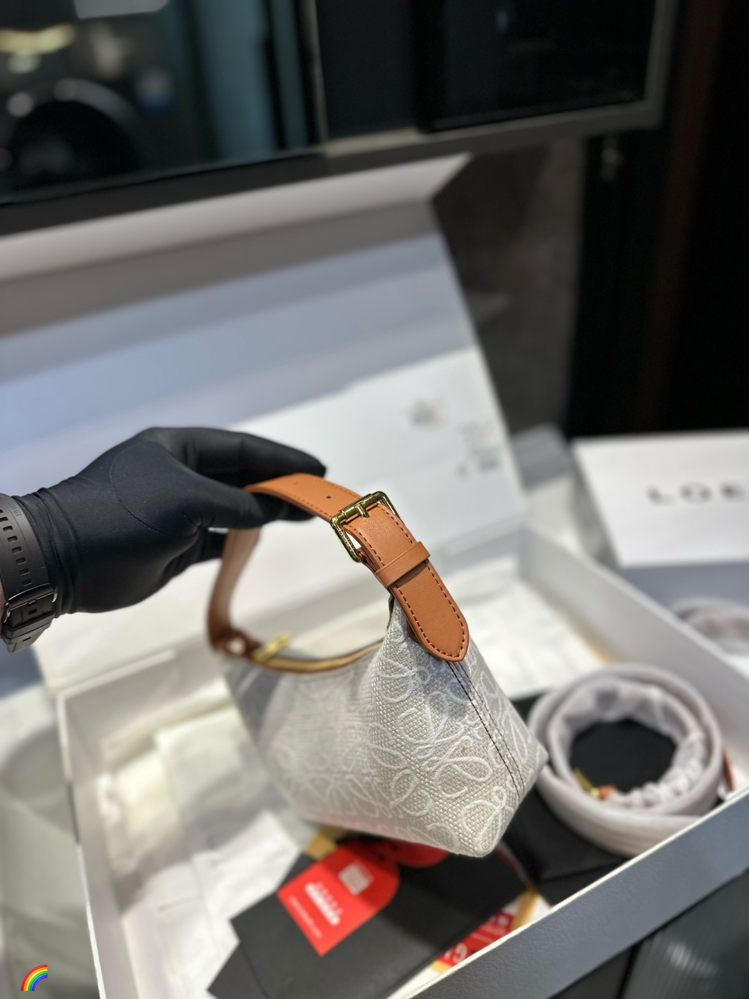 ❤️p125（礼盒包装）❤️ 罗意威饭盒包 新成员饭盒包终于来啦这个大小比较适合平时外出，装个手机卡包车钥匙都可以，想要功能性大的不要选择这个，装不进ipad!冬天就是要这种反差比较大的小巧玲珑的包，才能让臃肿大衣的外表下添加一些俏皮可爱!几千块的快乐就是做一-个女孩当#饭盒包风#尺寸20.12