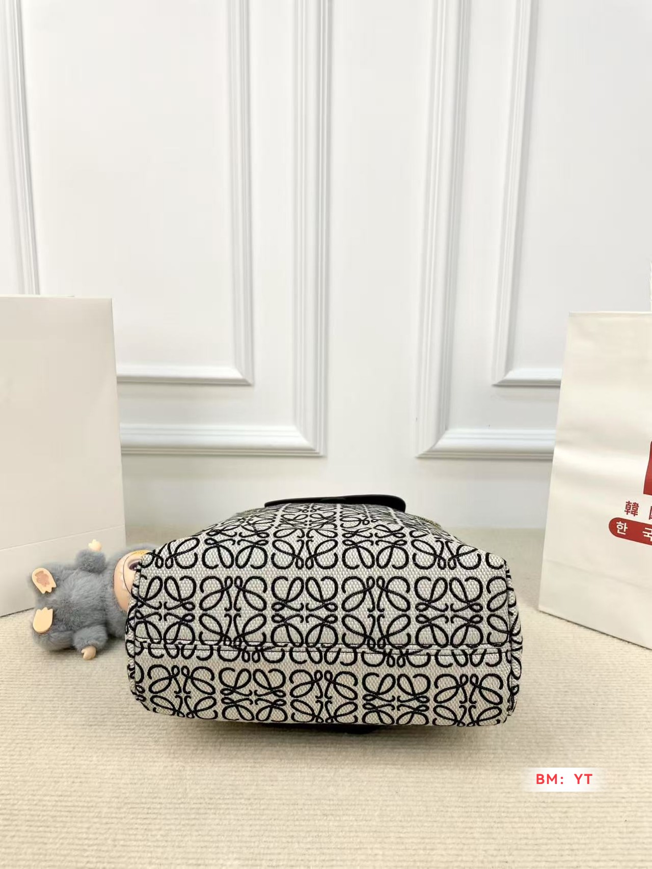 💰120 罗意威 爆款双肩出货 新款 男女背都好看 作为一只合格的双肩包 一定要好看 舒适 耐造 背包比较大 远途旅行带它准没错 也是学生党的最佳选择 超级实用 再适合不过小哥哥们和高挑的小姐姐啦 😍尺寸：25*28