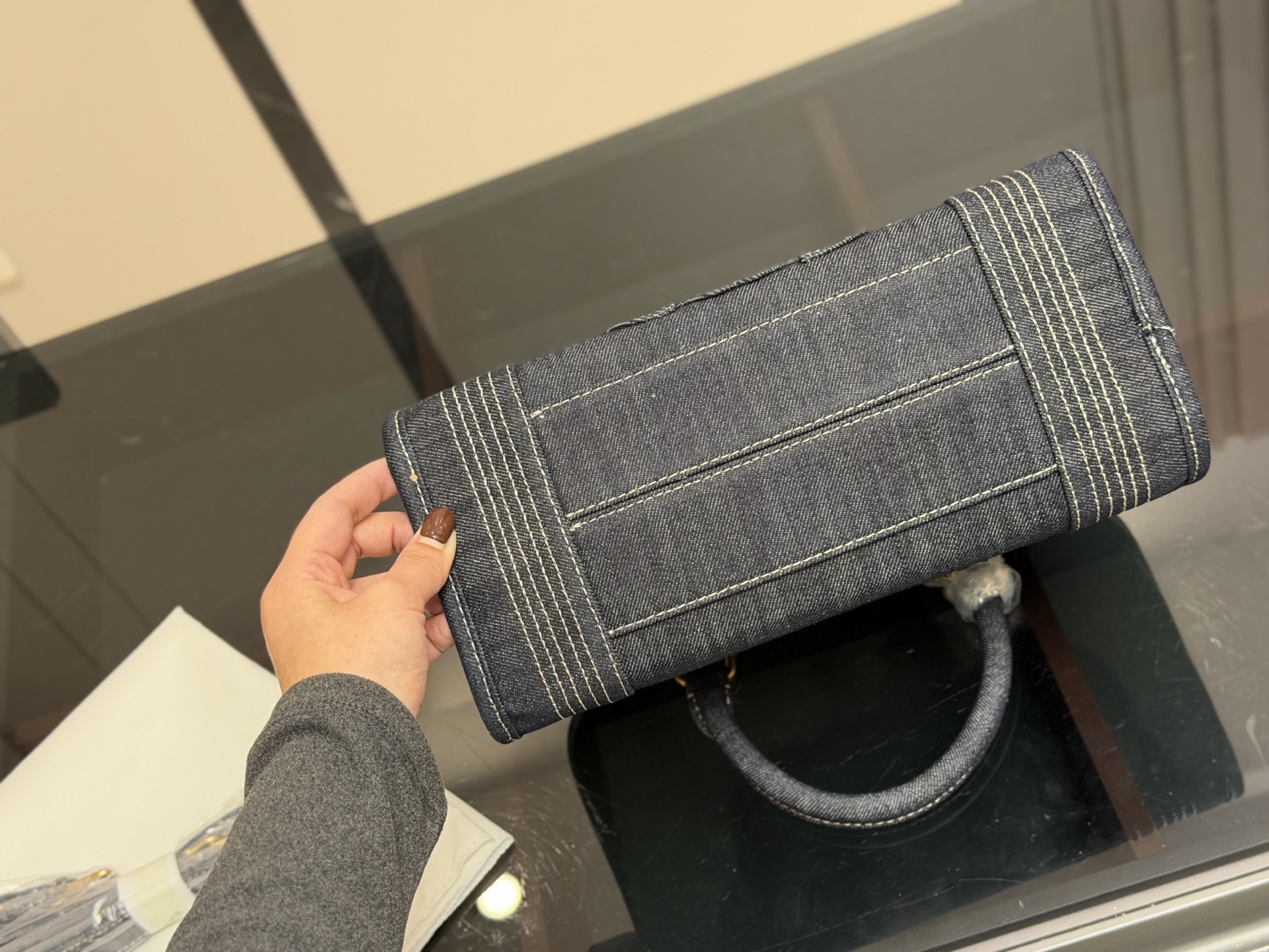 ¥220 这才是罗意威最值得入的中古包吧! 太好装了容量很大出差旅行必备的大包首选真的很小众因为这一只是中古包所以很少见~ 但是真的好好看拼色帆布有一种流浪的艺术家的感觉还可以斜挎的小个子女孩子也hold住~ 中古包包分享|罗 意威中古 尺寸:29.18cm