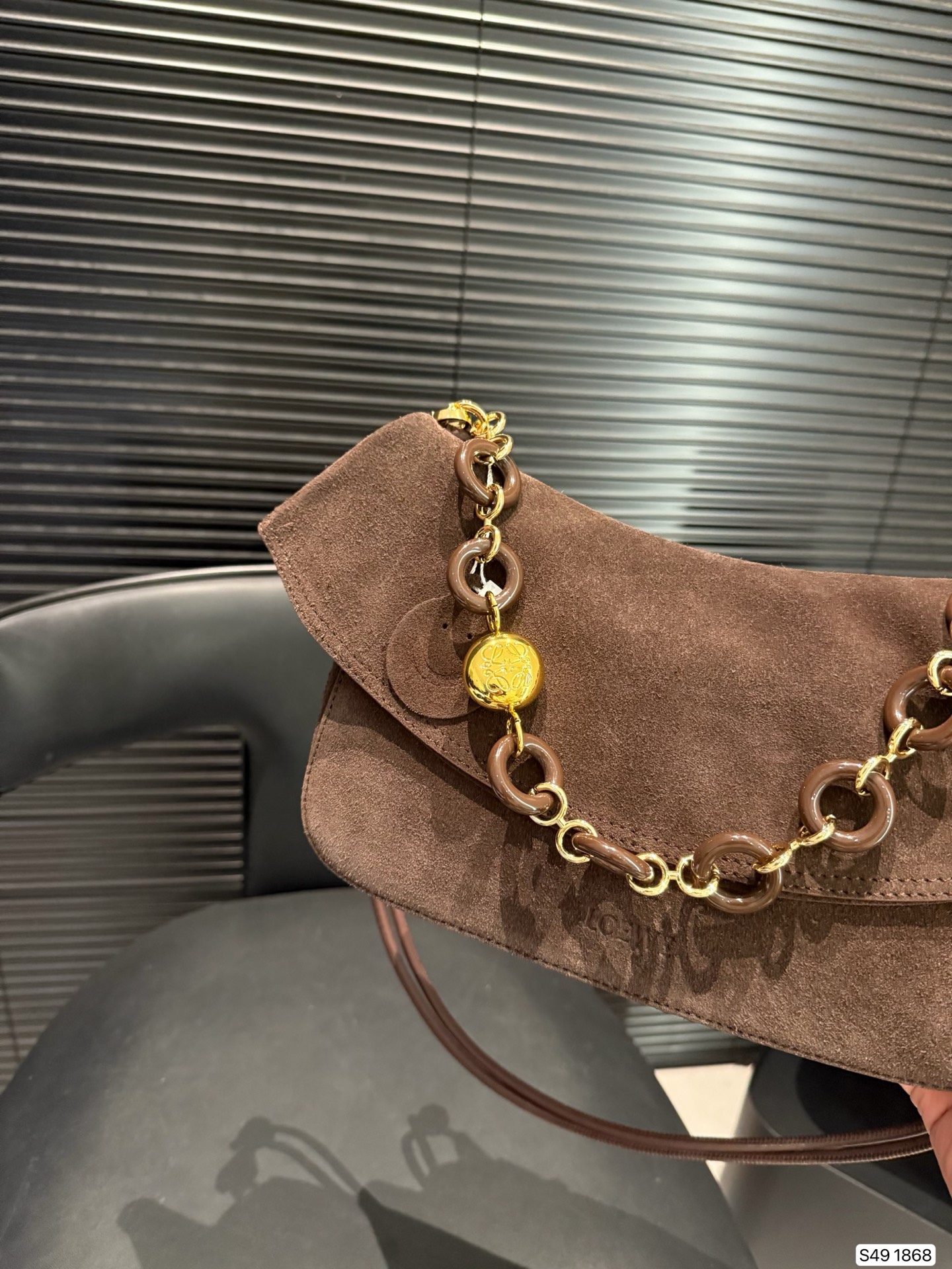 P295 罗意威Loewe 波浪裙边包包Ola杨幂同款包 弧形包身、线条流暢的翻盖和時尚甜甜圈链条。 可拆卸管狀小牛皮肩帶 可拆式甜甜圈链条 可翻盖开合 甜美俏皮风 单肩斜挎都很有韵 尺寸26 14 货号1868