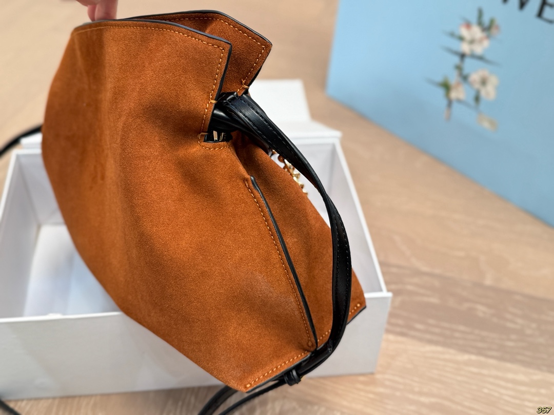 ¥185折叠盒 罗意威 LOEWE flamencures福袋 舒适与精致并存 简洁大方 却又不失小心机 轻松朾造优雅通勤穿搭 尺寸30 20