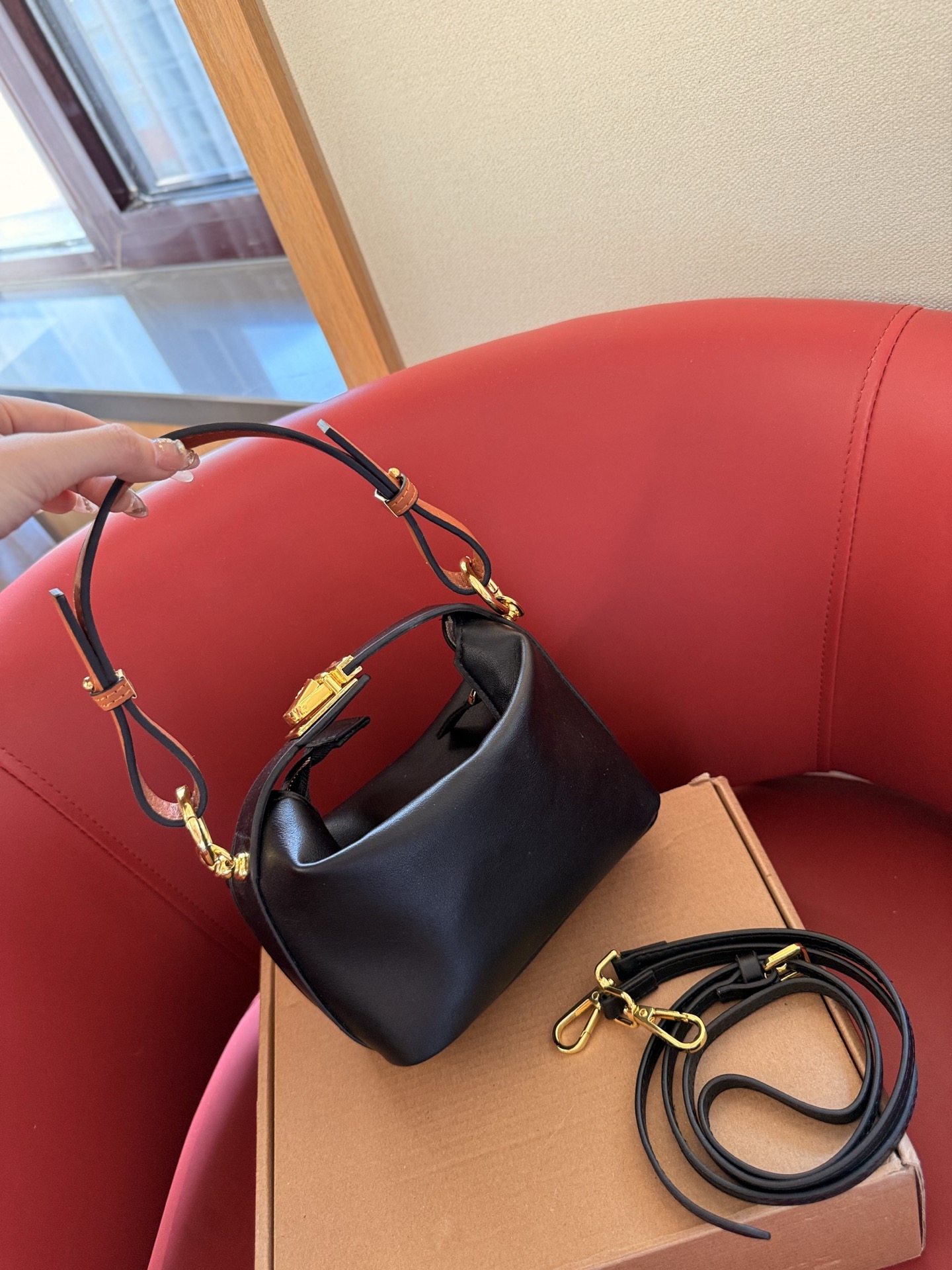 p130 礼盒包装🎁 罗意威最近超级火的便当包 最新款Loewe cubi 这个颜色最好看! 尺寸16cm 搜索🔍罗威饭盒包