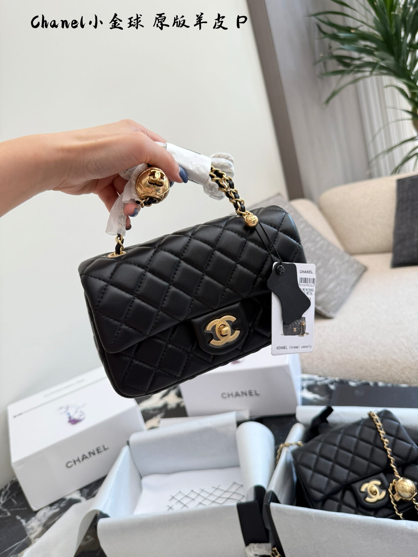 p220p225 羊皮 金球方胖子 &ldquo;New Arrival&rdquo; 最美金球方胖子人间香奈儿 白富美小姐姐必备款 ■单独夸最让人挪不开眼 就是小金球了太高级~ 今年的新款小香包链条可以调节 这一点太人性化了不管是高个子还是小个子圈都可以驾驭 #Chanel小金球 17cm20cm