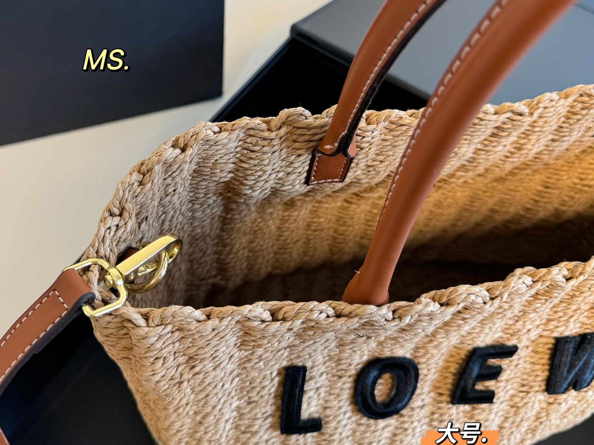 P95大号 （飞机盒） size：27&times;27大号 LOEWE 罗意威新款草编琴谱托特包💕 柔软拉菲草编织成立体包型， 一眼爱上，氛围感绝了👍 柔软又🈶️韧性，质感满🈵️ 既能度假🏖，又能通勤！