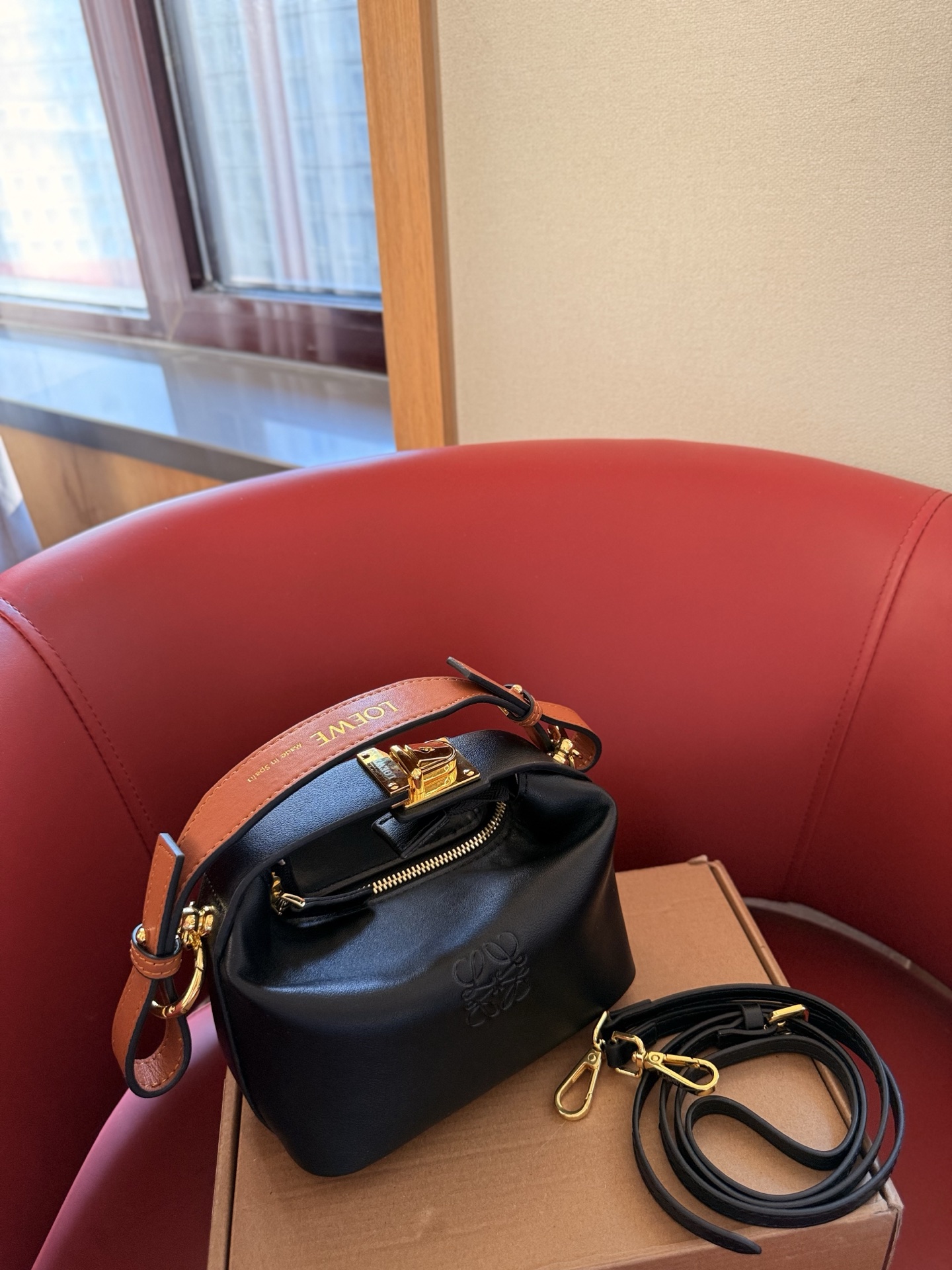 p130 礼盒包装🎁 罗意威最近超级火的便当包 最新款Loewe cubi 这个颜色最好看! 尺寸16cm 搜索🔍罗威饭盒包