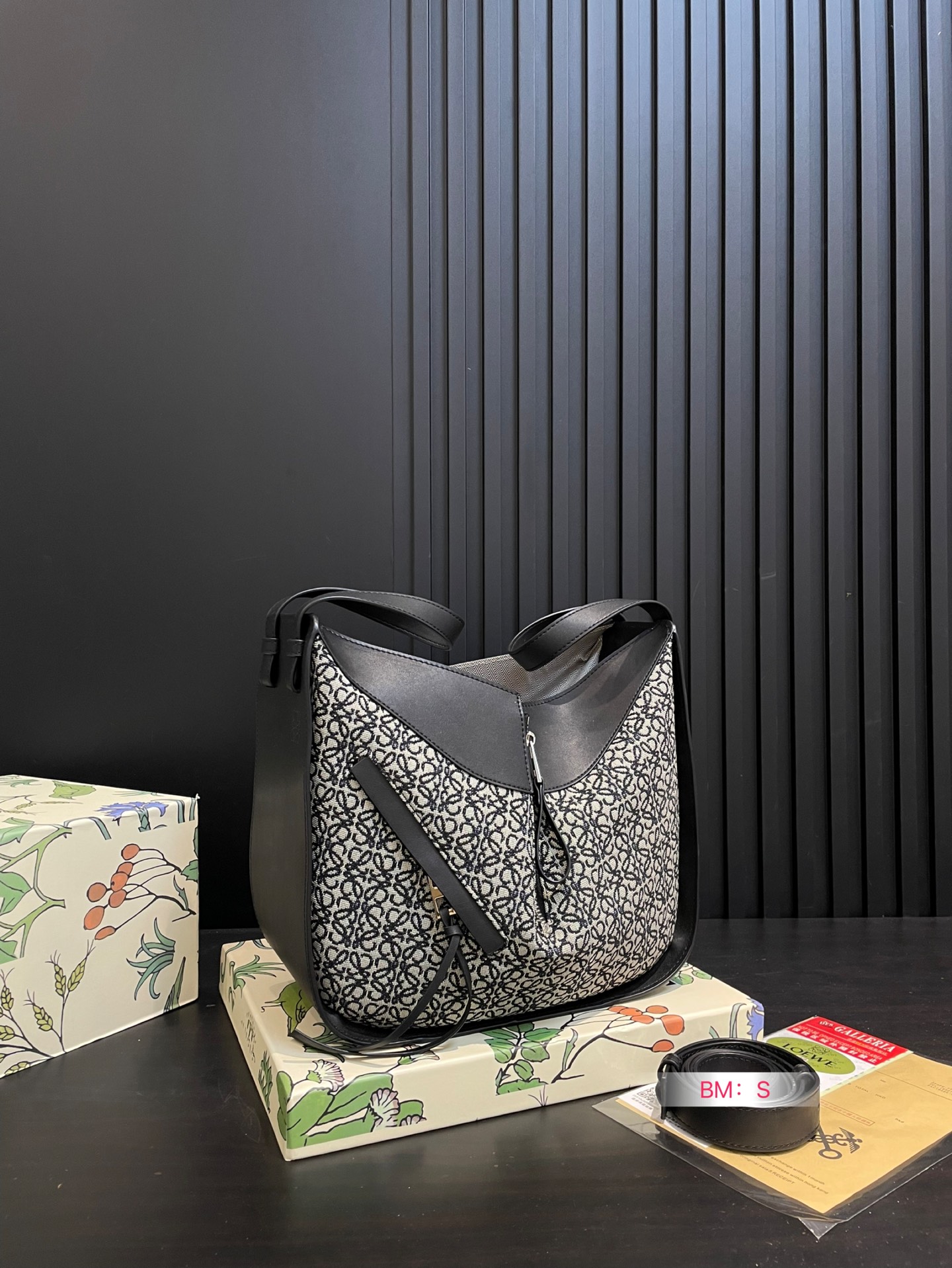 💰190 配盒 Loewe/罗意威🎒HAMMOCK吊篮水桶包，可爱暴击🔅超级Q 干净而利落的造型与背景.蕴含的优雅魅力.包包造型多变，可手提可单肩，设计简单利落 尺寸26*25cm