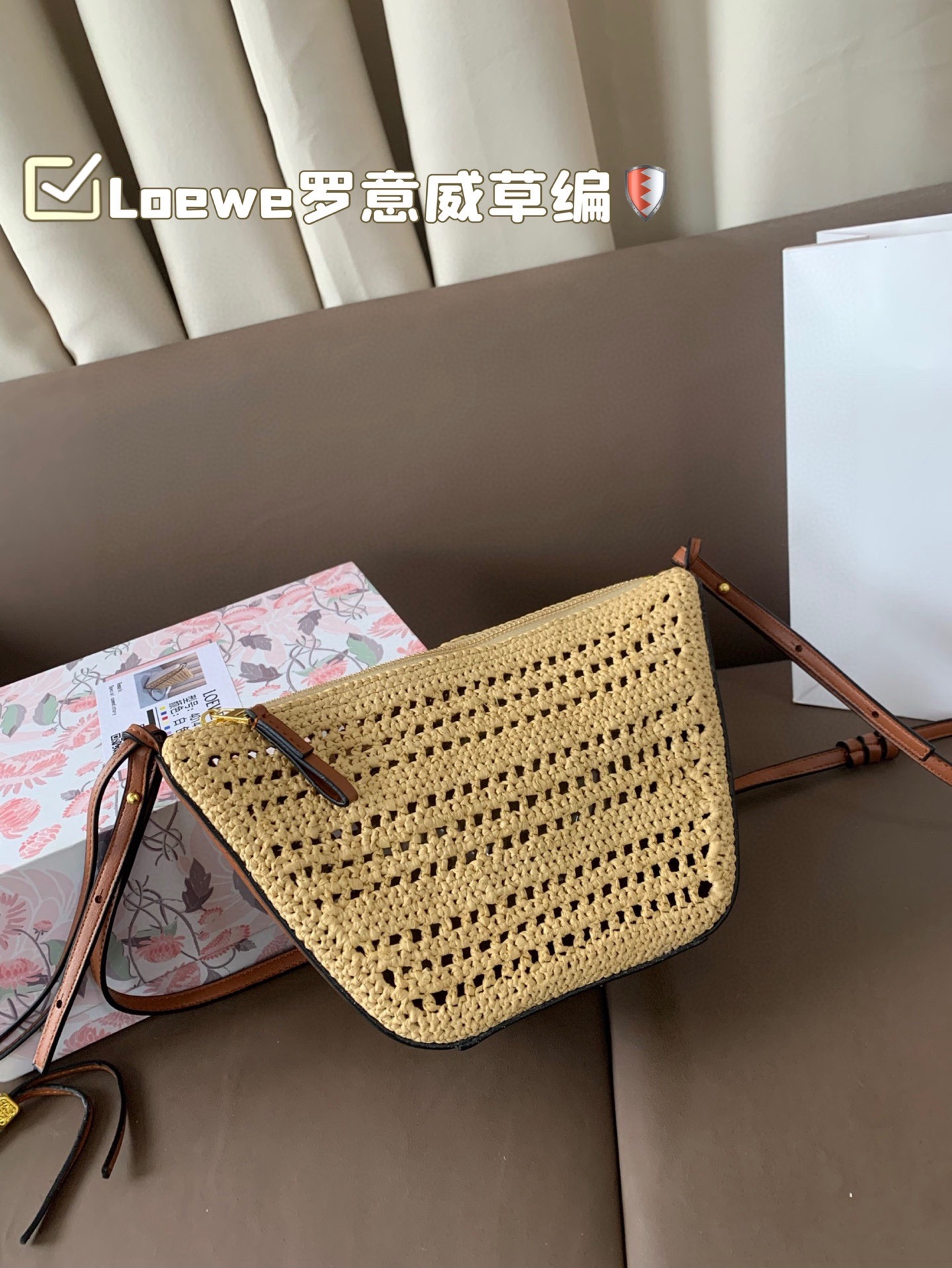 P180 Loewe罗意威草编 好适合夏天 自带一根腋下的肩带和一根斜挎长肩带 非常滴实用 尺寸18&times;16折叠盒