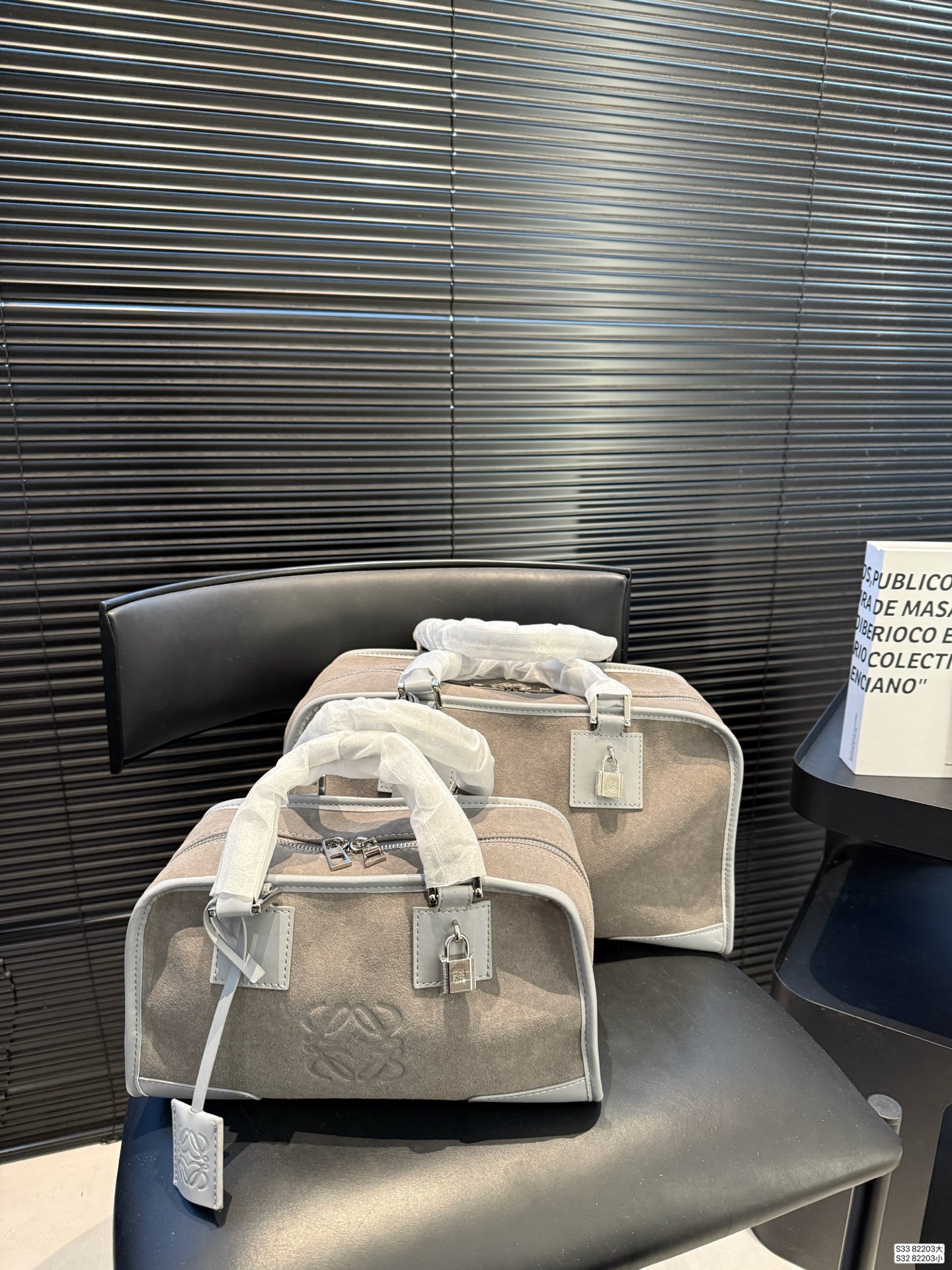 大号P215 小号P210 配盒子 罗意威这只简直太乖了 麂皮包今年冬天简直不要太火 银色loewe小锁也是酷的很 这个还可以加肩带单肩斜挎 一整个就是实用的美包！ 尺寸大36.5 21 小28.5 16 货号82203