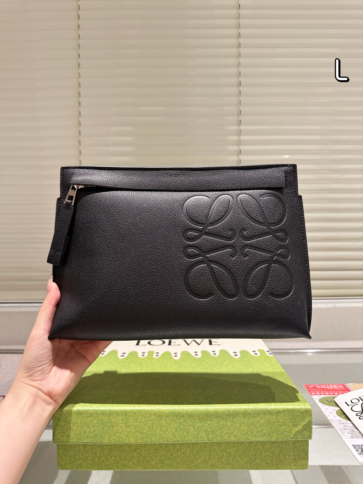 配礼盒🎁P140 Loewe 罗意威 手包 520限定手袋 甜而不腻的日常搭配 颜值质感被拿捏住了 凹造型必备✔️ 尺寸：31.20cm