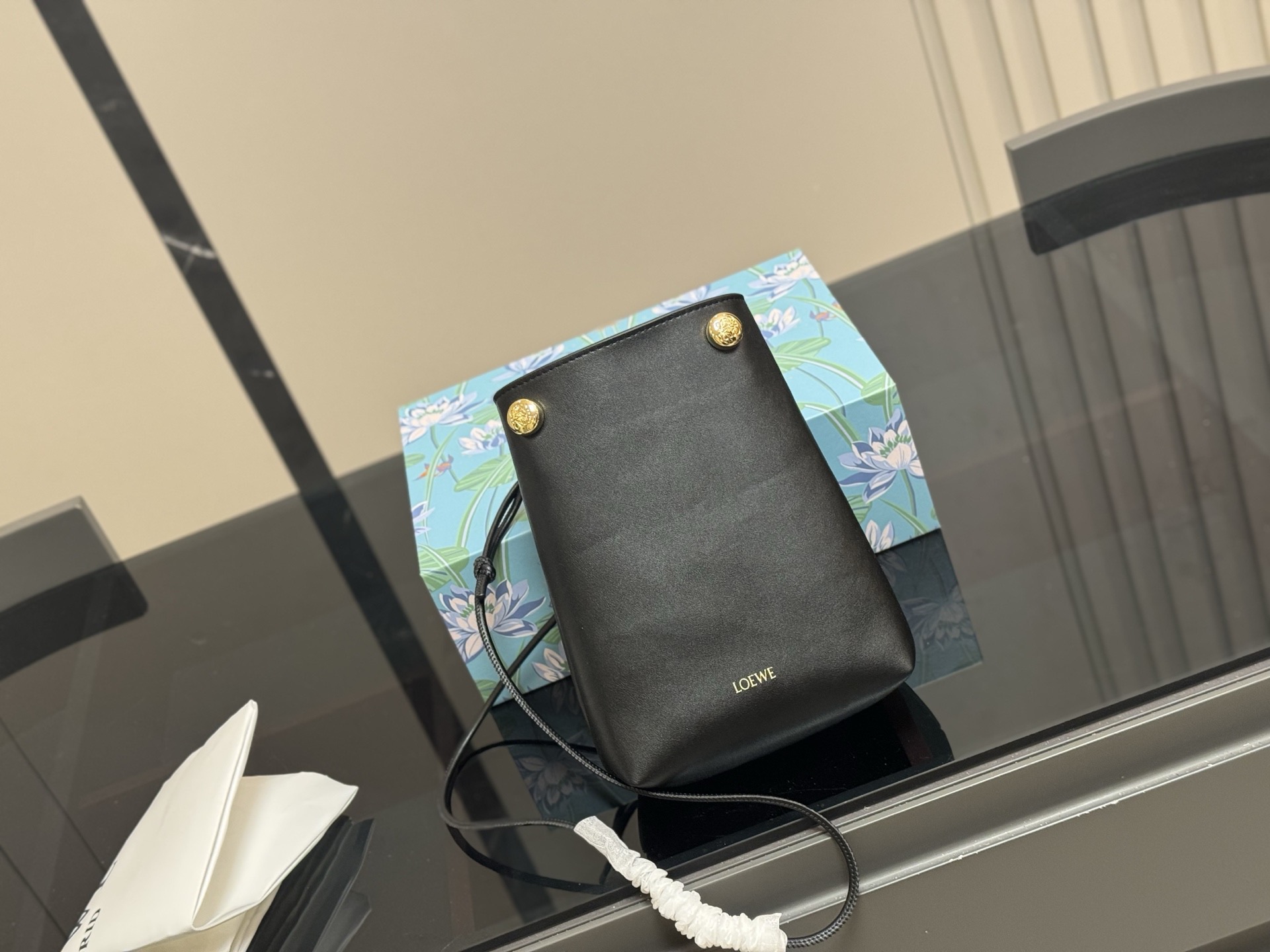 &yen;145 配盒 罗意威pebble pouch 好能装 罗意威新出的pebble手机包 又好看又能装～ 自带的肩带可以随意调节 配上毛毡小挂件 很可爱 放手机充电宝墨镜盒等等都能放下 超级实用的包包 推荐！ 尺寸:18.22cm