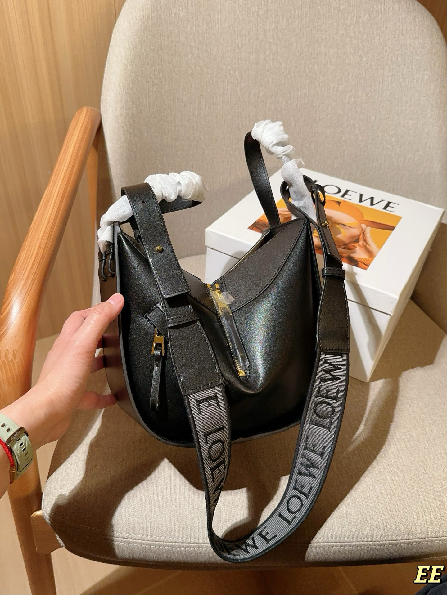 💰190 Loewe罗意威 新款的hammock 吊床包 时尚界&ldquo;变形金刚&rdquo; 单肩、斜挎、手拎、N种背法👜 尺寸：21&times;22&times;13 礼盒包装🎁