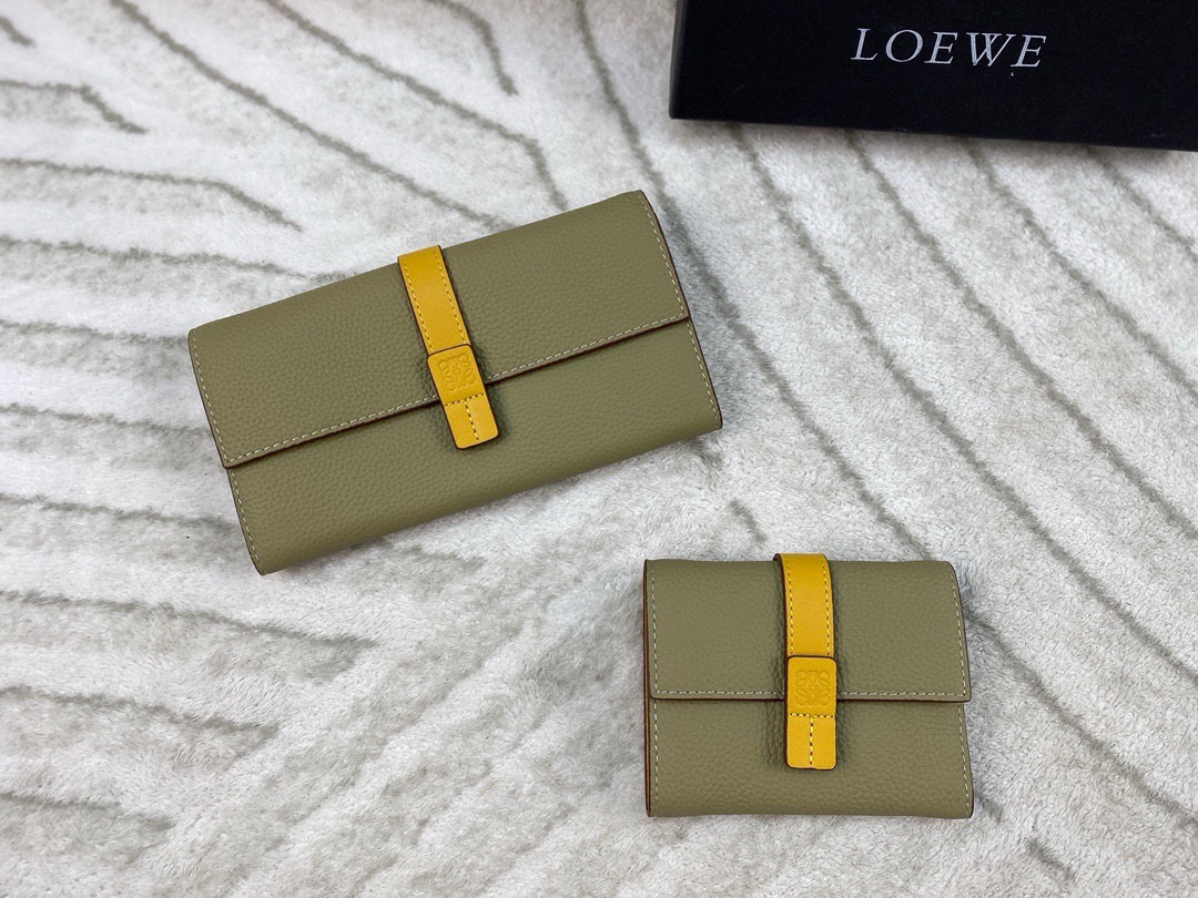 p110/p100 配盒🎁 Loewe罗意威钱包 设计感非常突出 简约又大气 经典小牛皮质感绝了～手感柔软 让人爱不释手！尺寸：长19*10.5/短11*9.5