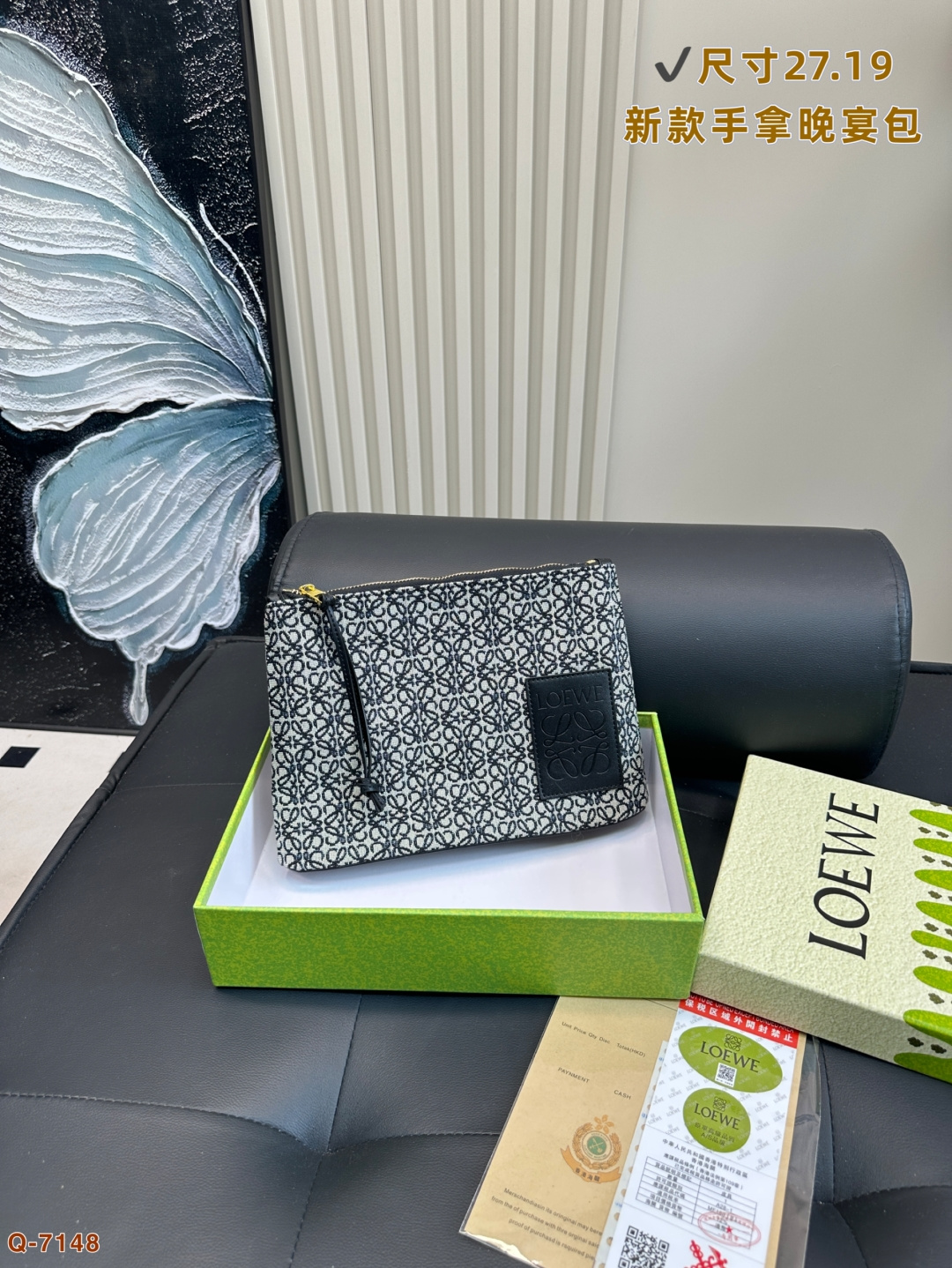 💰105 配礼盒 LOEWE罗意威新款帆布手拿包晚宴包 满logo帆布手包，加宽底座空间超大，满足日常所需～简单大方，手感超好！！ 尺寸27.19