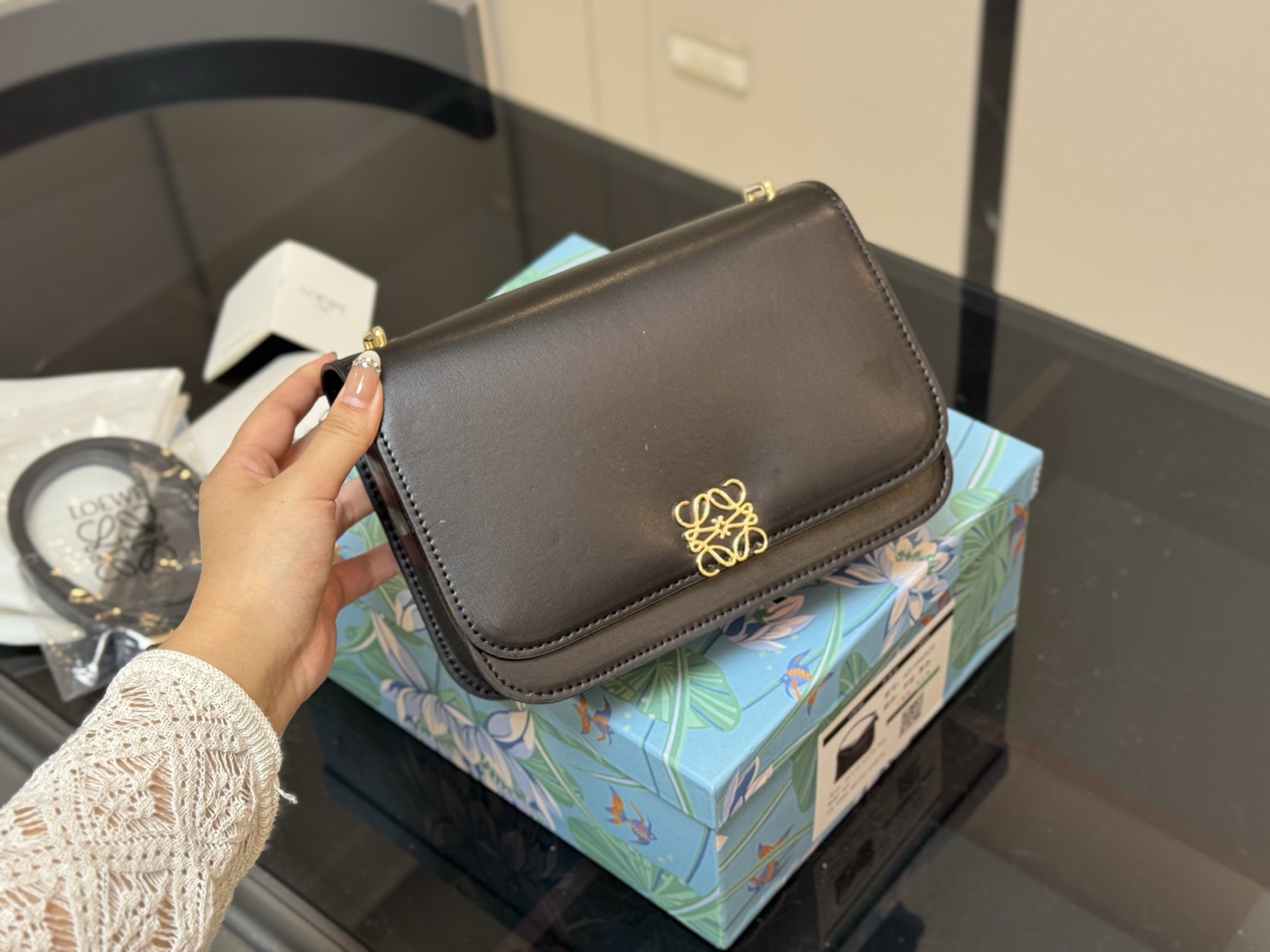 ¥180 配盒 size:22*16cm Loewe/罗意威 新肩带很美哦! Gate Bag 豆腐斜挎包, 感觉gate是Loewe的礼物 ! ⚠牛皮皮质!