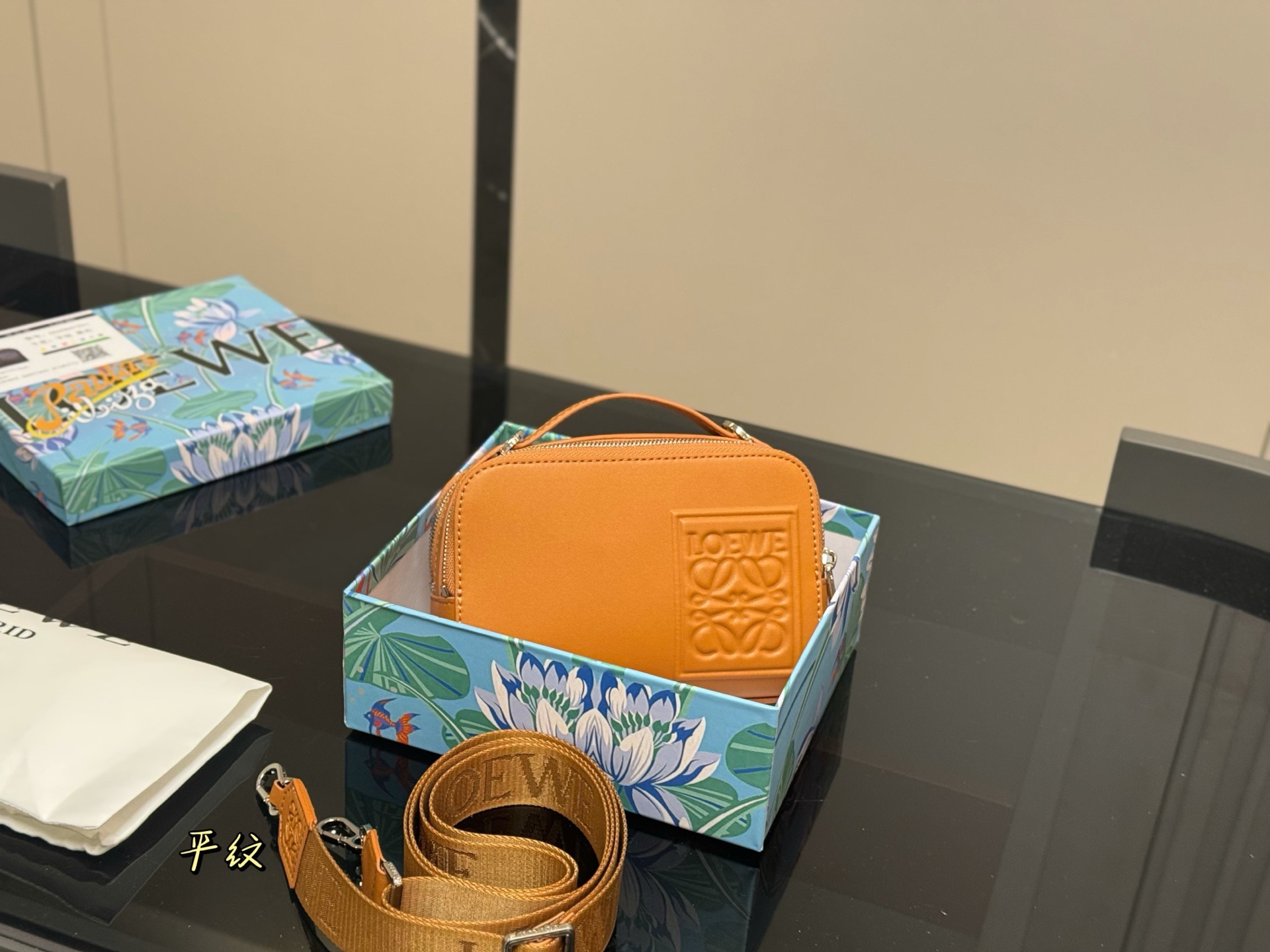 ¥170 配盒 size:18.13cm Loewe Hammock 男女同款! 罗意威 相机包超可爱 看预告就喜欢的要命, 特别可爱, 皮质也很好 摸起来滑滑的不会涩!