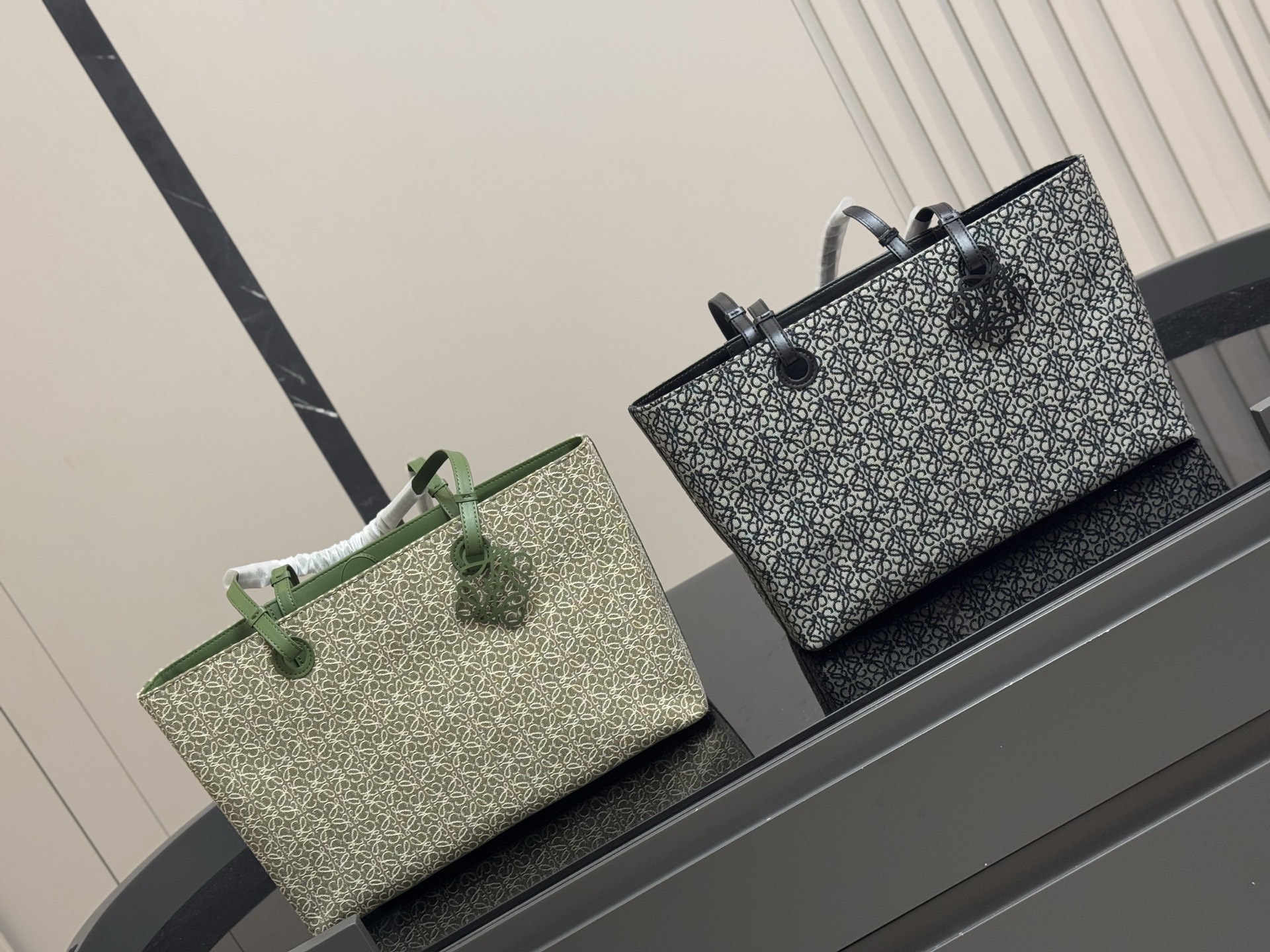 &yen;155 size： 37*24cm（横） 罗意威帆布购物袋🛍️ 实物好装的一款包 最近出行都在背 皮帆布耐看有质感 它的容量很友好...