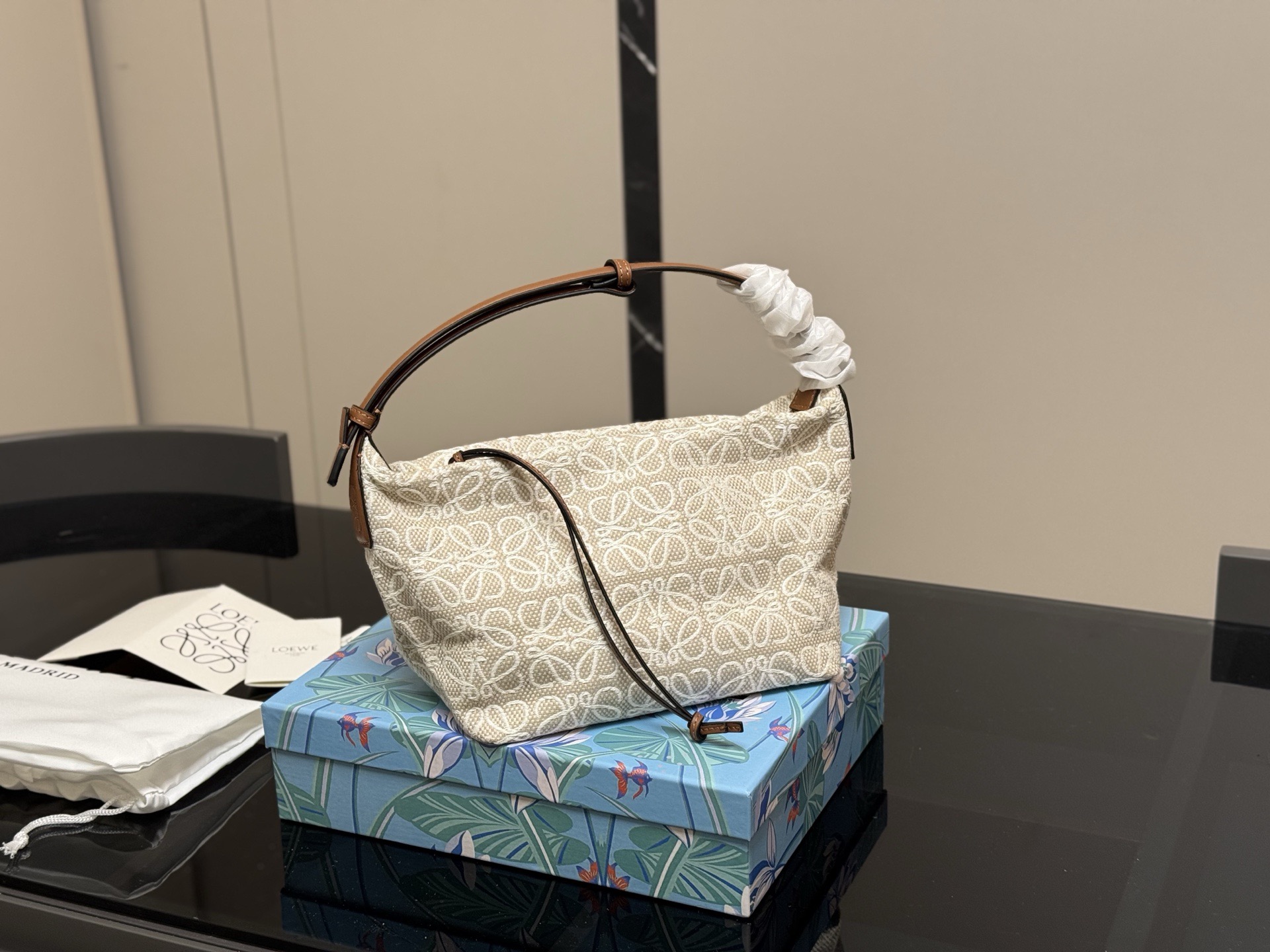 ¥130 配盒 罗意威最近超级火的便当包 最新款Loewe cubi 提花帆布材质搭配黑色 这个颜色最好看! 尺寸:22×15cm(小) 搜索🔍罗威饭盒包