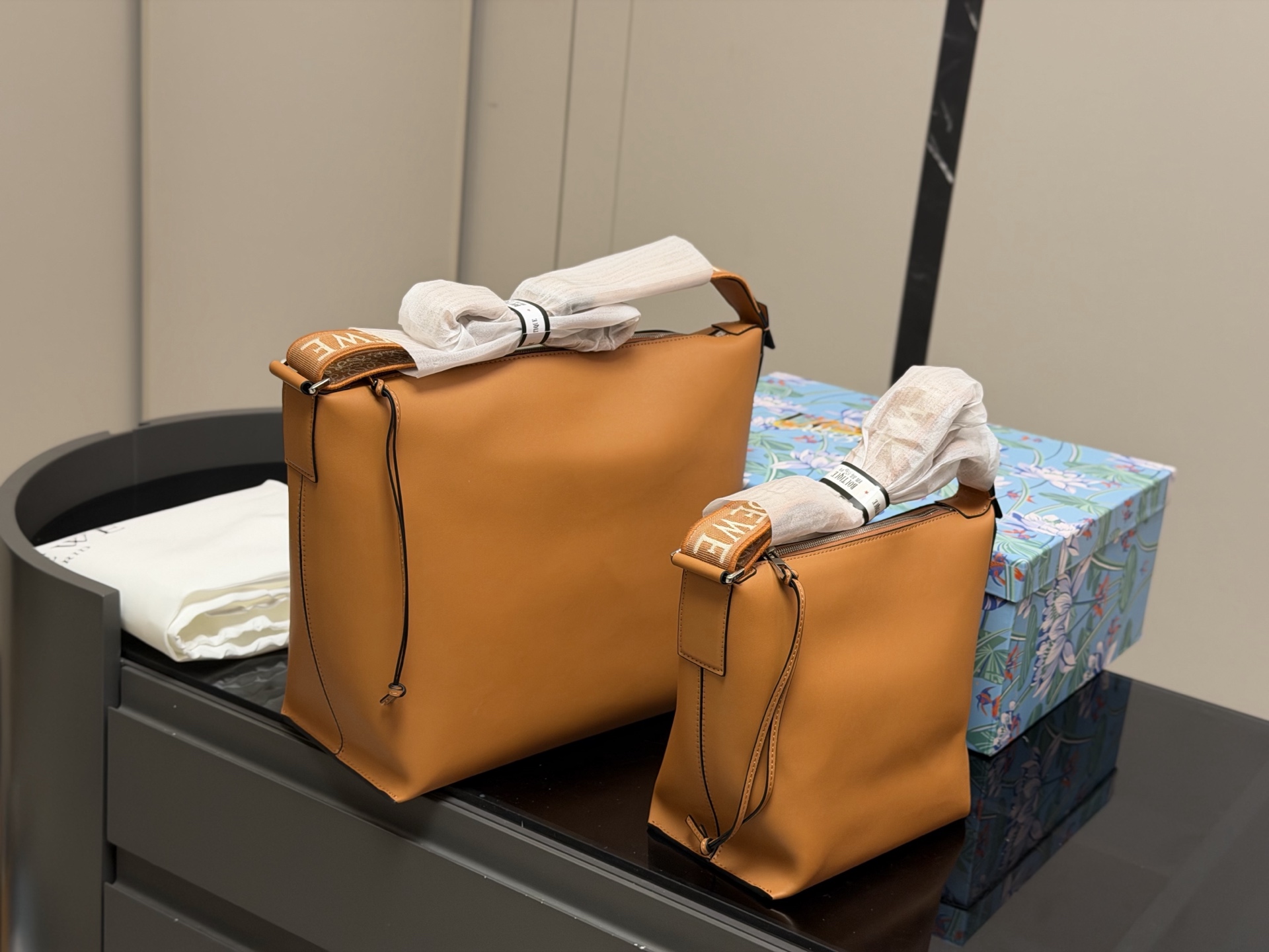 &yen;185 &yen;205 配盒 Loewe LOEWE/罗意威 牛皮cubi单肩包斜跨 loewe家比较低调的一个款式 小牛皮皮质超柔软自重又很轻 而且容量很大肩带可以调节能单肩斜挎 尺寸:21.22cm 33.29cm