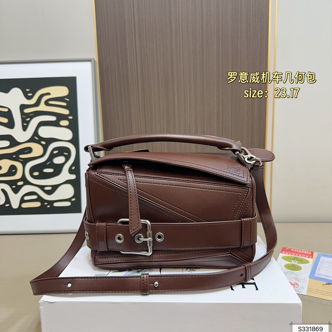 💰185（折叠盒） 尺寸：23.17 LOEWE 罗意威新版上市puzzle Biker机车几何包 几何形设计，质感磨砂五金件，各个颜色都超美👍 容量大，实用又不失设计感！ 休闲又百搭，通勤也可以背‼️