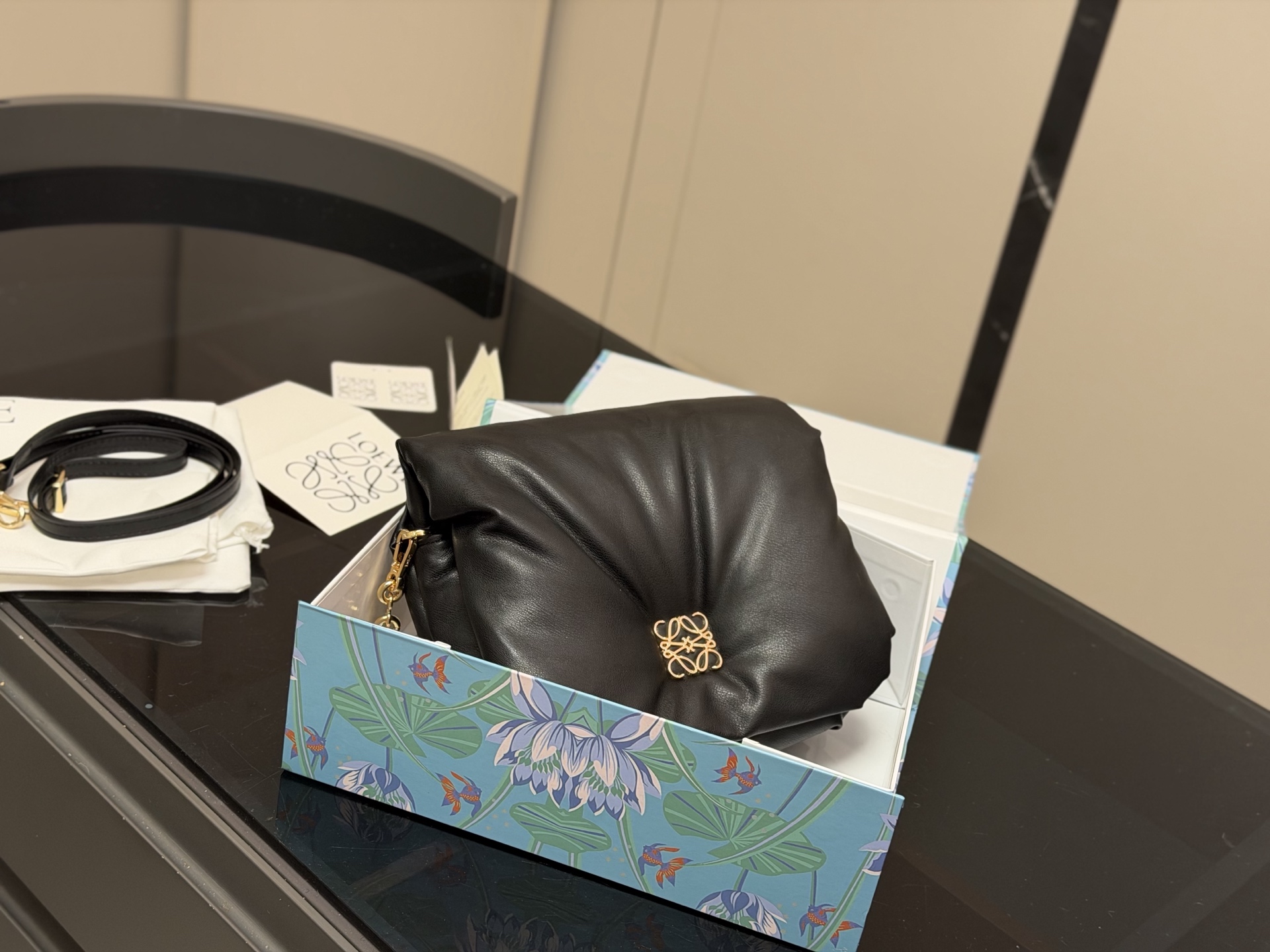 &yen;185 配折叠盒 size：22*17cm Loewe/罗意威 云朵枕头包 Gate Bag腋下斜挎包， 感觉gate是Loewe的礼物 ！ ⚠牛皮皮质！