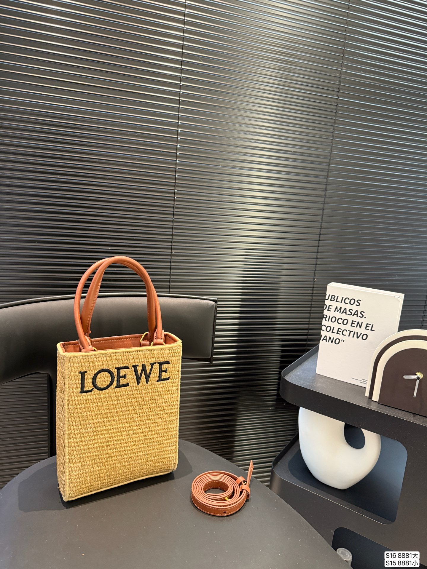 大号P130 小号P125 配盒子 罗意威编织托特包 Paulas's 1biza 夏日海岛系列推出了草编托特包包巧妙融合了托特的商务之前线条和草编的夏日风情,加上Loewe粗体大logo 真的很难不爱 尺寸大号28 36 小号17 22货号8881