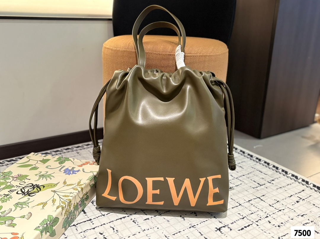 P150 配盒子 LOEWE罗意威福袋包|时尚与好运的完美邂逅 今日推荐 Flamenco LOGO Tote最近新宠 超有质感，亮眼的大字母一下就抓住眼球，时髦又吸睛。 容量超大，日常出行、通勤啥的都能轻松hold住，装电脑、文件、化妆品都没问题。 谁懂啊，拥有它真的快乐加倍!#LOEWE #罗意威 # 尺寸：35 42