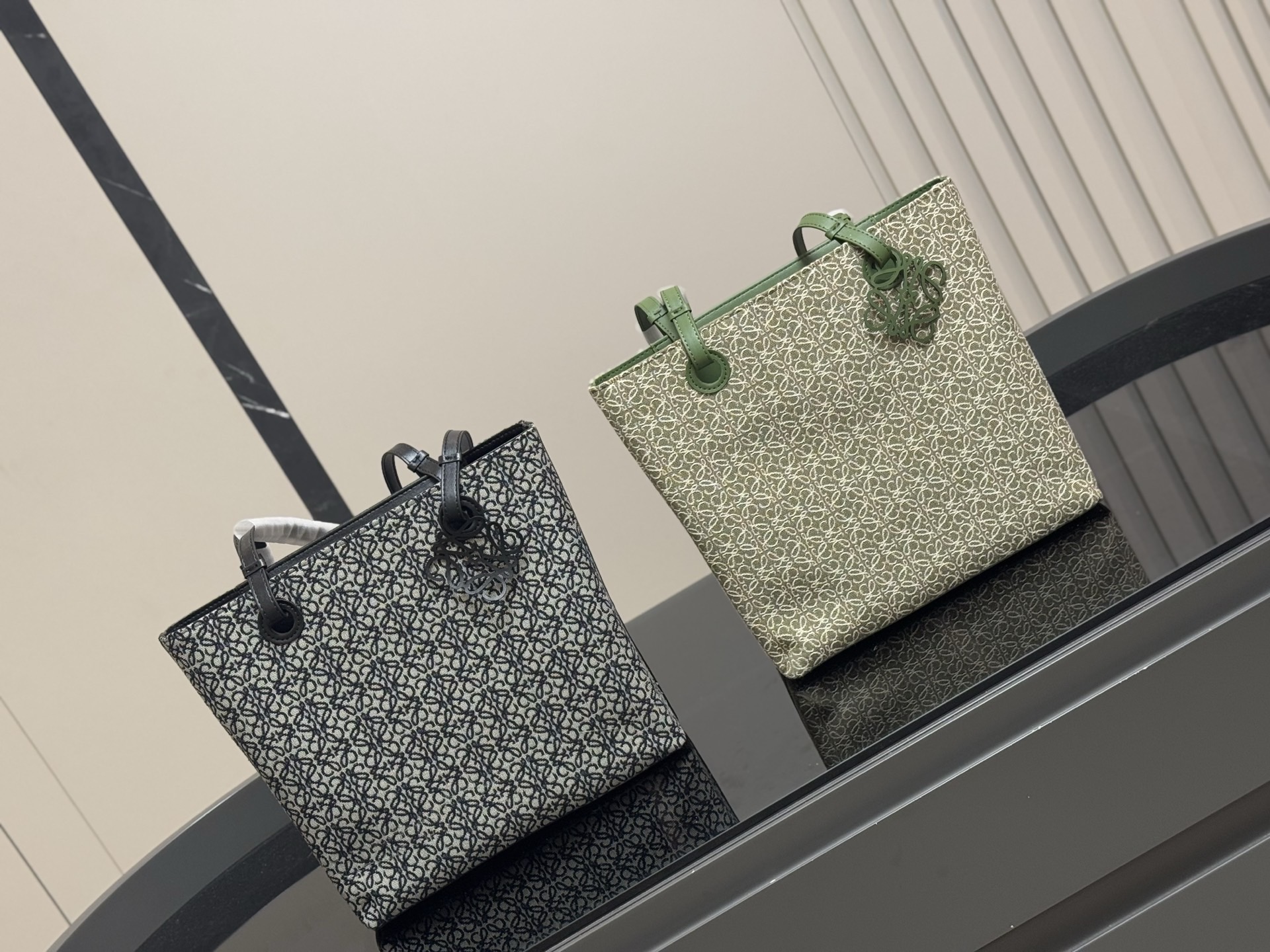 &yen;150 size：29*28cm（立） 罗意威帆布购物袋🛍️ 实物好装的一款包 最近出行都在背 皮帆布耐看有质感 它的容量很友好...