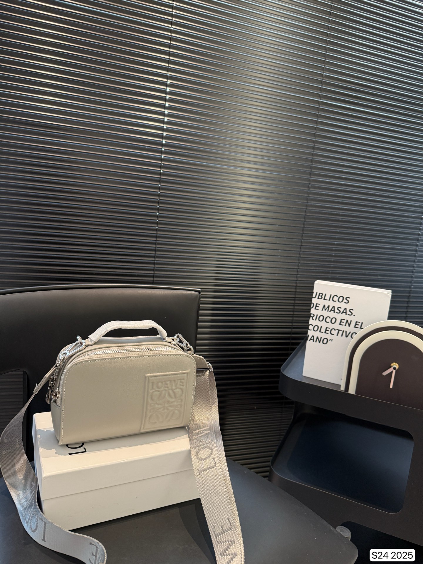 P170 配盒子 罗意威隐藏款,宝藏包包 罗意威的相机包妥妥的宝藏隐藏款 前后双容量大开口拉链可以单肩 斜挎手拎日产休闲 时尚百搭 西班牙小牛皮匠心之作万元之内的必选好物 #罗意威loewe #相机包 # 尺寸:18 13 货号2025