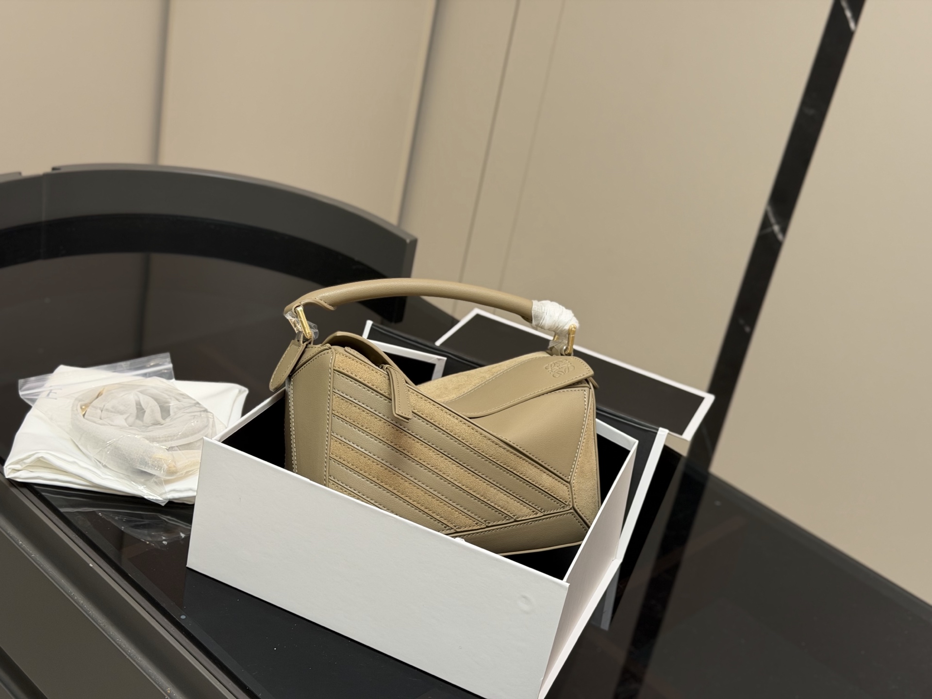 &yen;250 配盒 牛皮 尺寸： 24*15cm loewe 罗意威几何包puzzle 真心是不能错过的， PUZZLE又出新花样|经典牛皮碰撞复古绒面革 皮质的碰撞和对比 视觉变化 彰显几何魅力