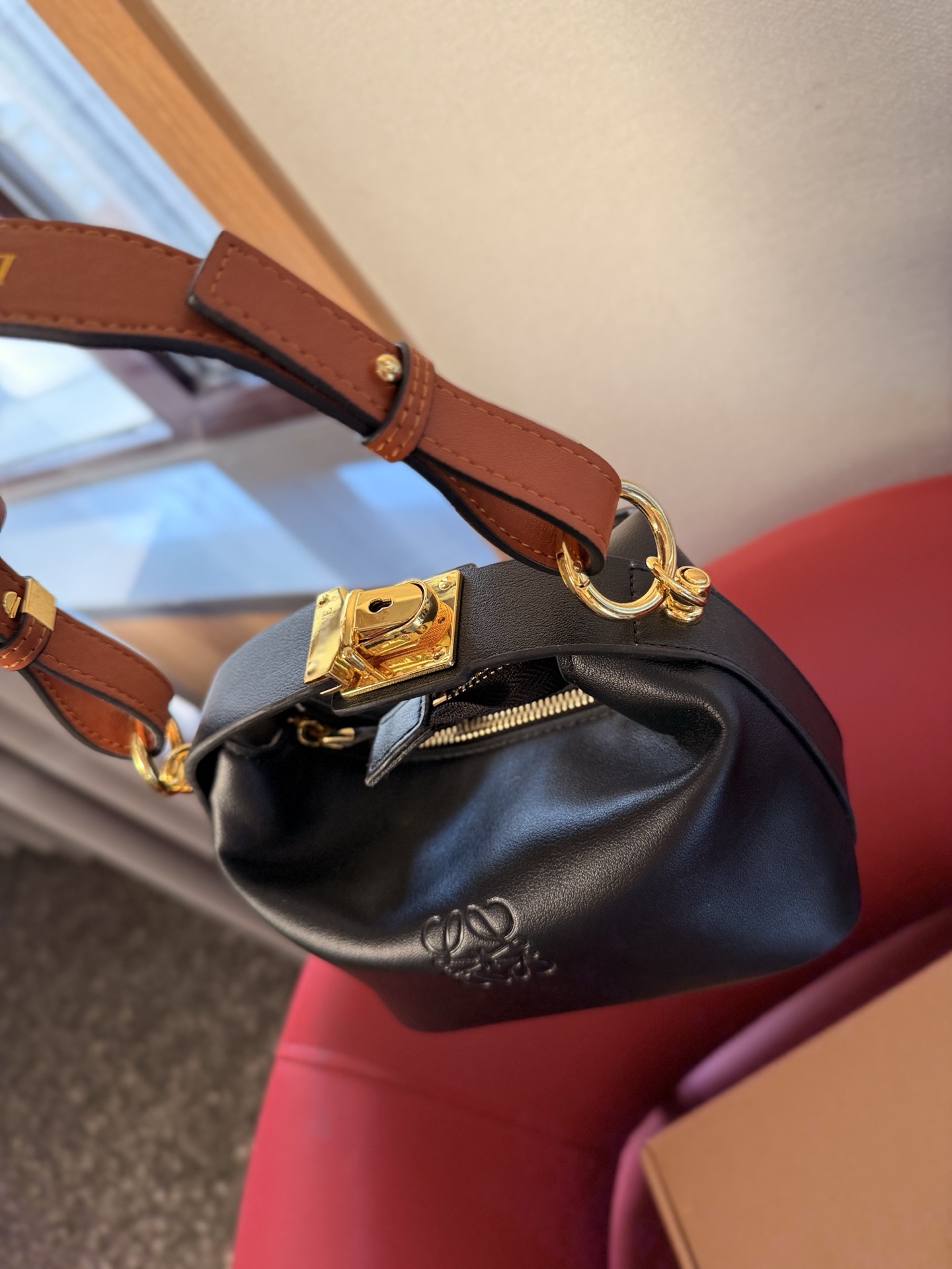 p130 礼盒包装🎁 罗意威最近超级火的便当包 最新款Loewe cubi 这个颜色最好看! 尺寸16cm 搜索🔍罗威饭盒包