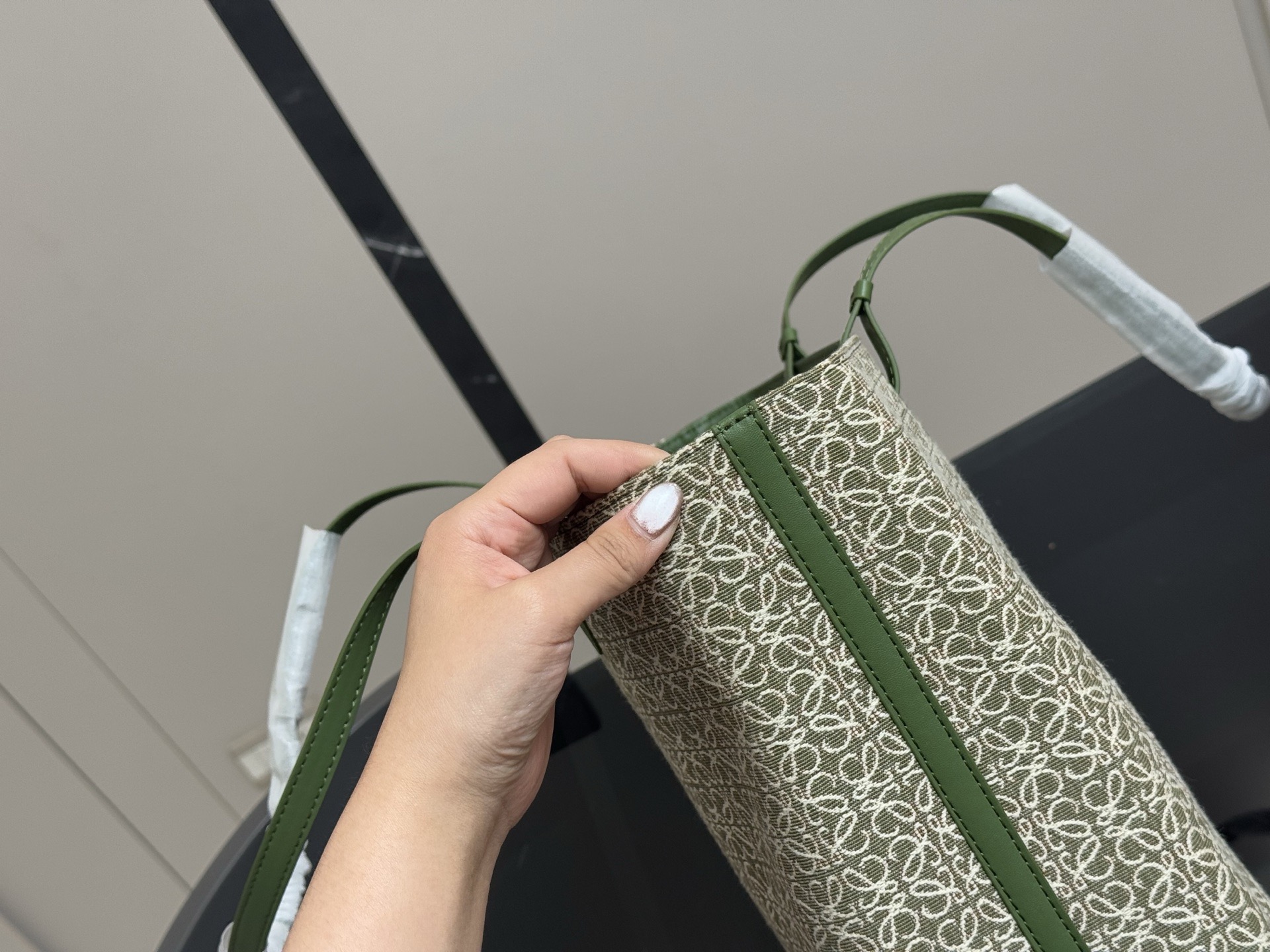 &yen;155 size： 37*24cm（横） 罗意威帆布购物袋🛍️ 实物好装的一款包 最近出行都在背 皮帆布耐看有质感 它的容量很友好...