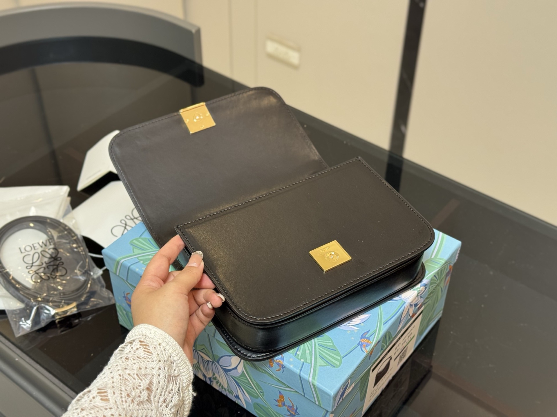 ¥180 配盒 size:22*16cm Loewe/罗意威 新肩带很美哦! Gate Bag 豆腐斜挎包, 感觉gate是Loewe的礼物 ! ⚠牛皮皮质!