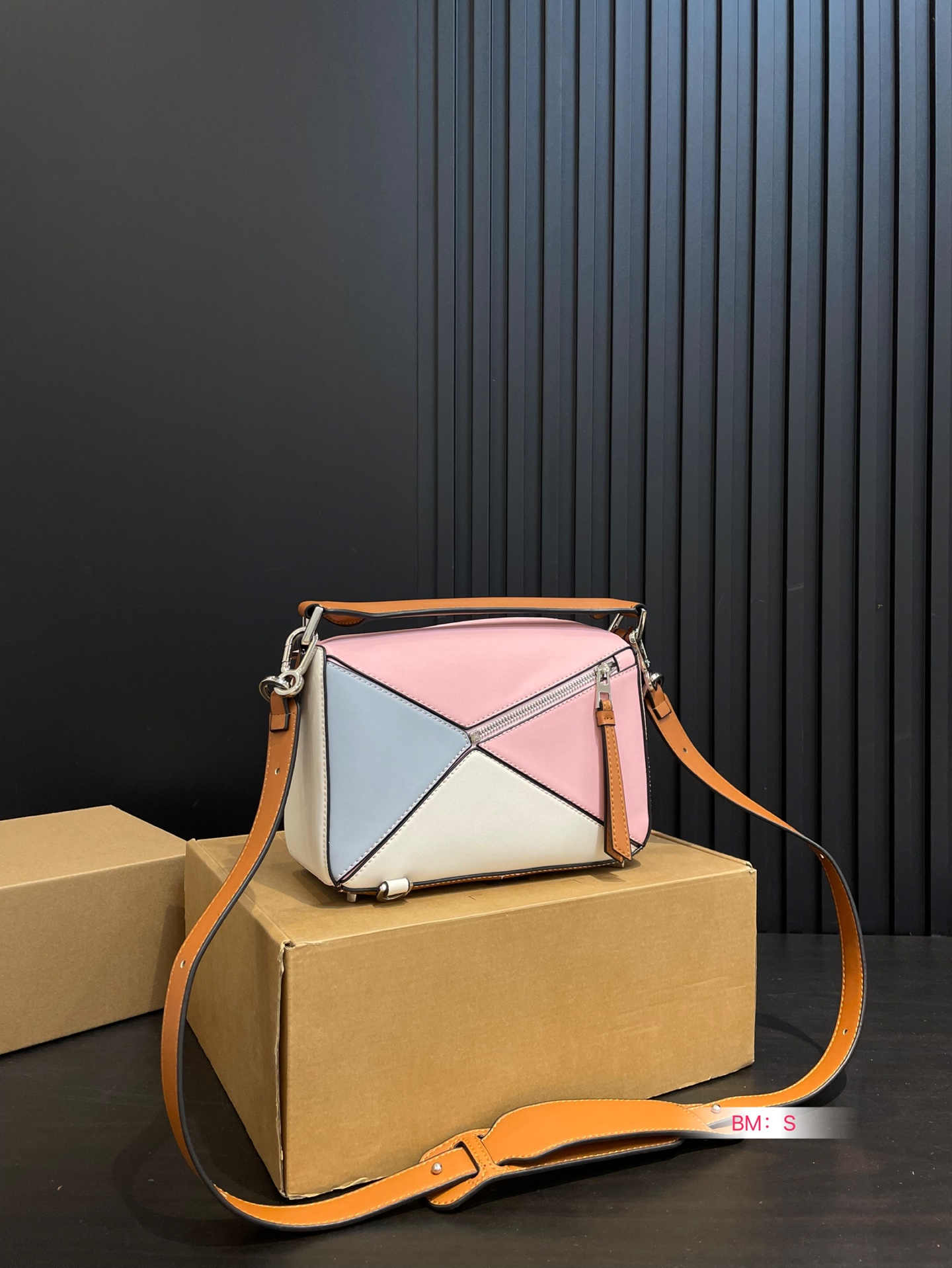 💰165 配盒 loewe 几何包puzzle 真心是不能错过的， ⚠️牛皮品质🐂！ 完全hold住！ 罗意威|一根完美的肩带 尺寸：24*15