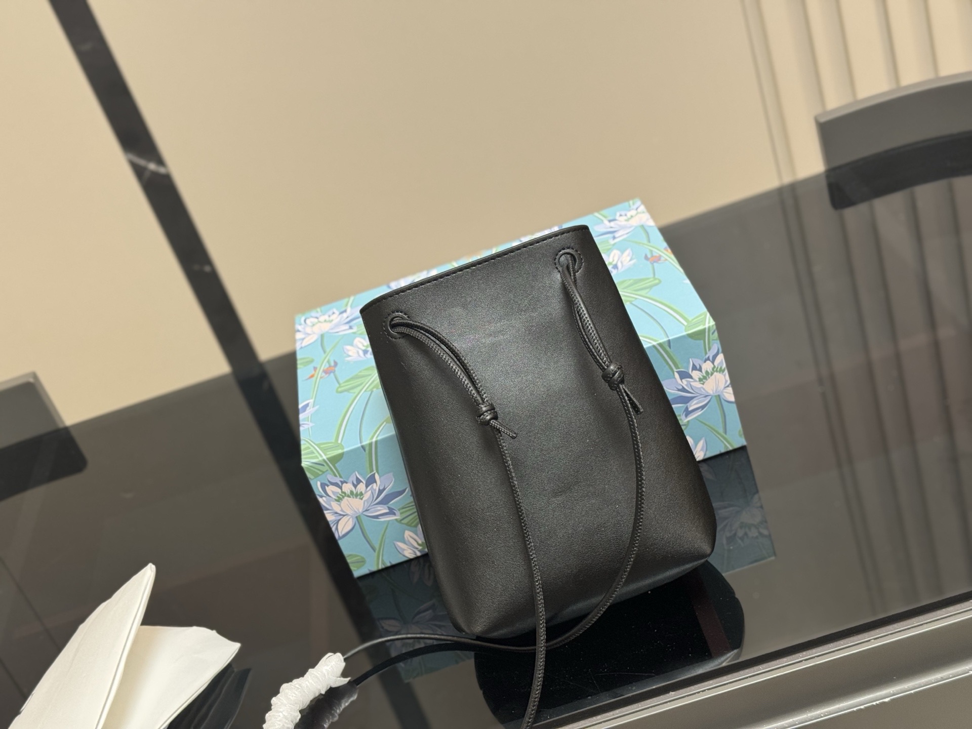 &yen;145 配盒 罗意威pebble pouch 好能装 罗意威新出的pebble手机包 又好看又能装～ 自带的肩带可以随意调节 配上毛毡小挂件 很可爱 放手机充电宝墨镜盒等等都能放下 超级实用的包包 推荐！ 尺寸:18.22cm