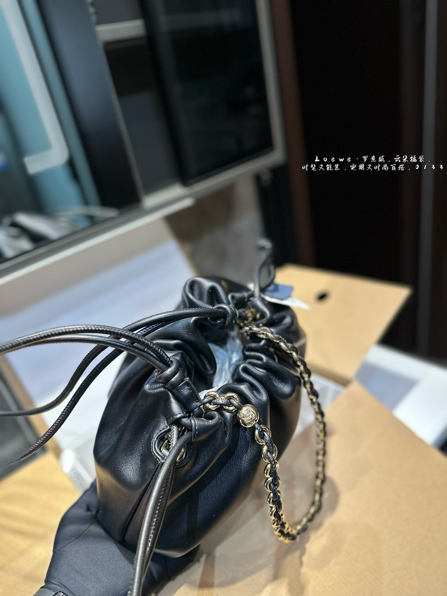 ❤️p215p185(礼盒包装)❤️ 罗意威LOEWE 链条福袋包 质感很高级 容量超级大也很耐用 日常出街背它回头率百分百 就是这种随性慵懒感尺寸:29*9*19cm 14*5*17cm
