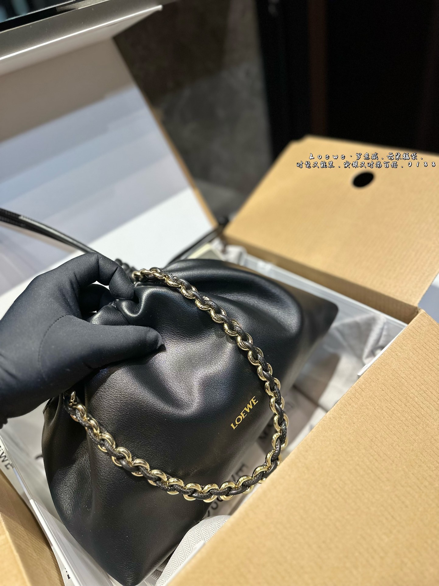 ❤️p215p185(礼盒包装)❤️ 罗意威LOEWE 链条福袋包 质感很高级 容量超级大也很耐用 日常出街背它回头率百分百 就是这种随性慵懒感尺寸:29*9*19cm 14*5*17cm
