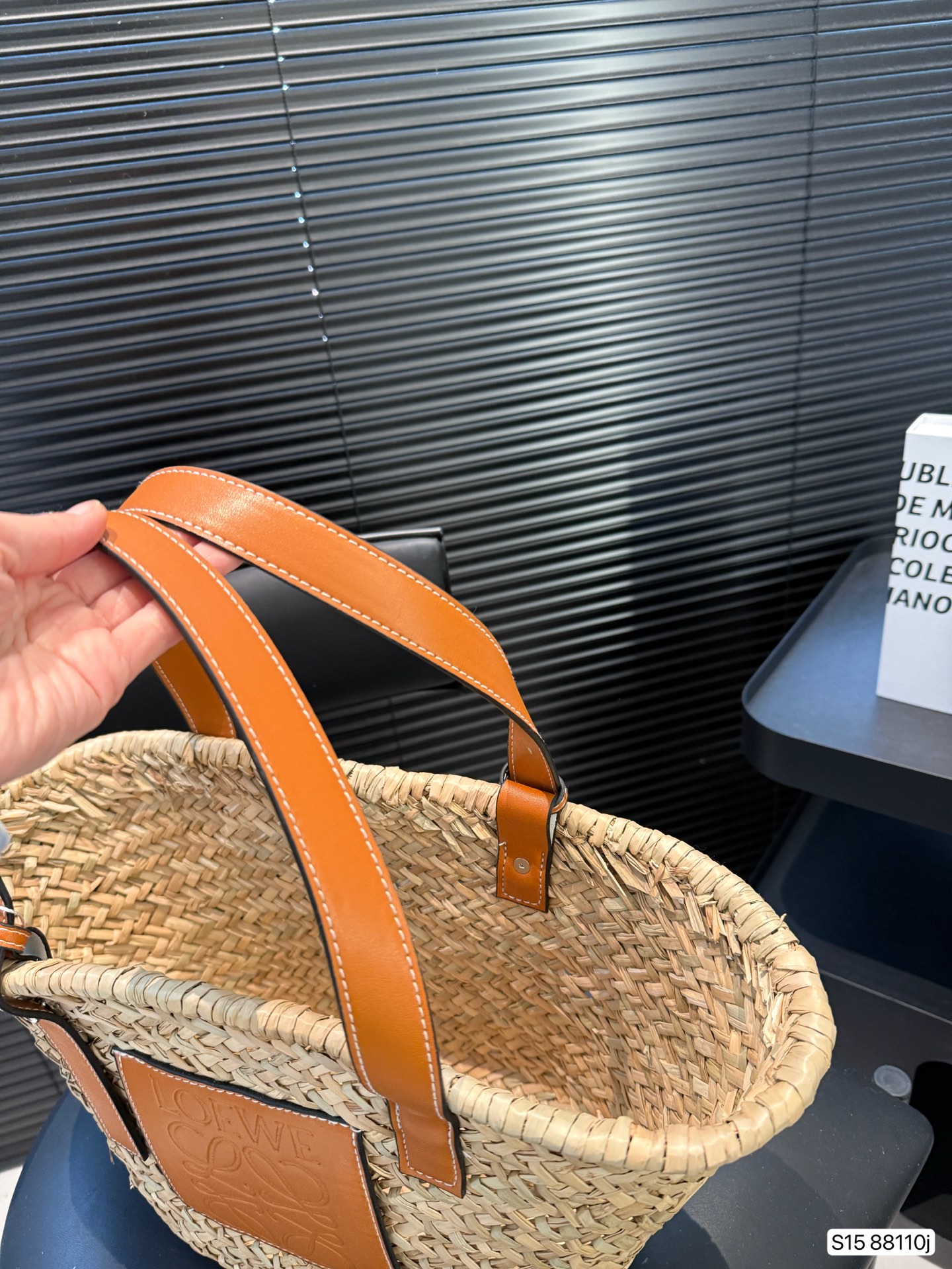 P125 罗意威编织托特包 限定款hobo也太好看了 质感很高级 容量超级大也很耐用 日常出街背它回头率百分百 尺寸：24 26 货号88110