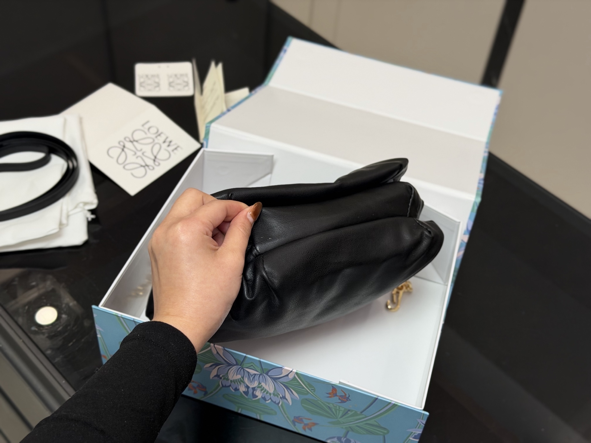 &yen;185 配折叠盒 size：22*17cm Loewe/罗意威 云朵枕头包 Gate Bag腋下斜挎包， 感觉gate是Loewe的礼物 ！ ⚠牛皮皮质！