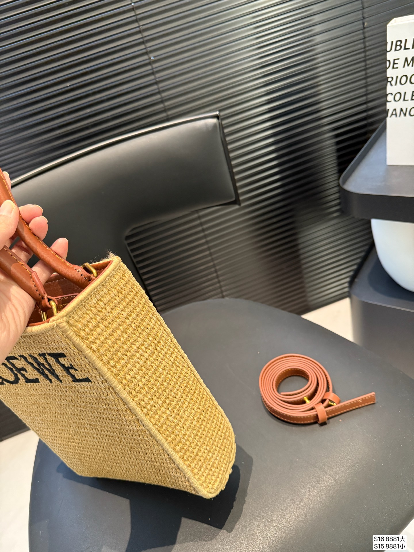 大号P130 小号P125 配盒子 罗意威编织托特包 Paulas's 1biza 夏日海岛系列推出了草编托特包包巧妙融合了托特的商务之前线条和草编的夏日风情,加上Loewe粗体大logo 真的很难不爱 尺寸大号28 36 小号17 22货号8881