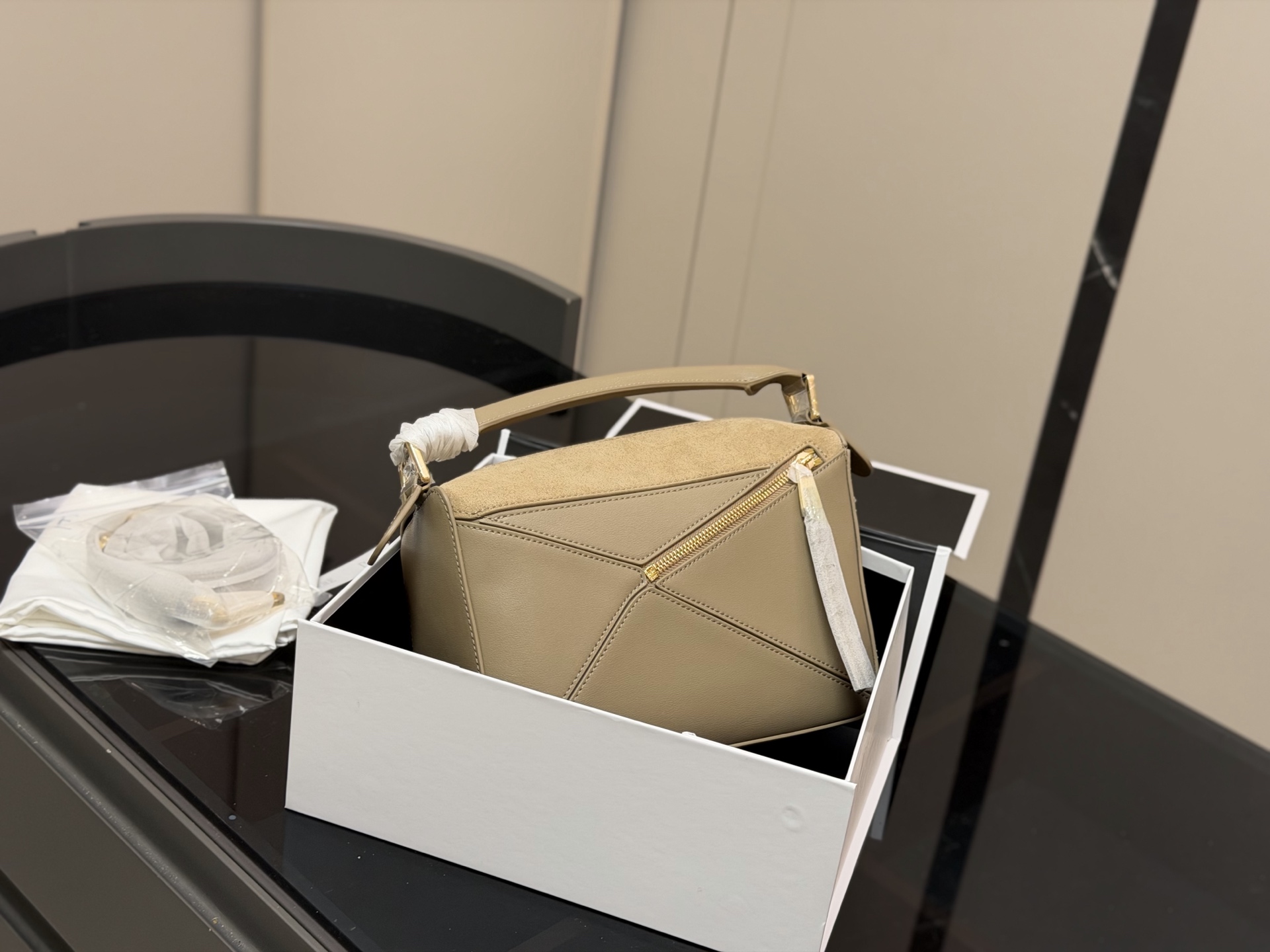 &yen;250 配盒 牛皮 尺寸： 24*15cm loewe 罗意威几何包puzzle 真心是不能错过的， PUZZLE又出新花样|经典牛皮碰撞复古绒面革 皮质的碰撞和对比 视觉变化 彰显几何魅力