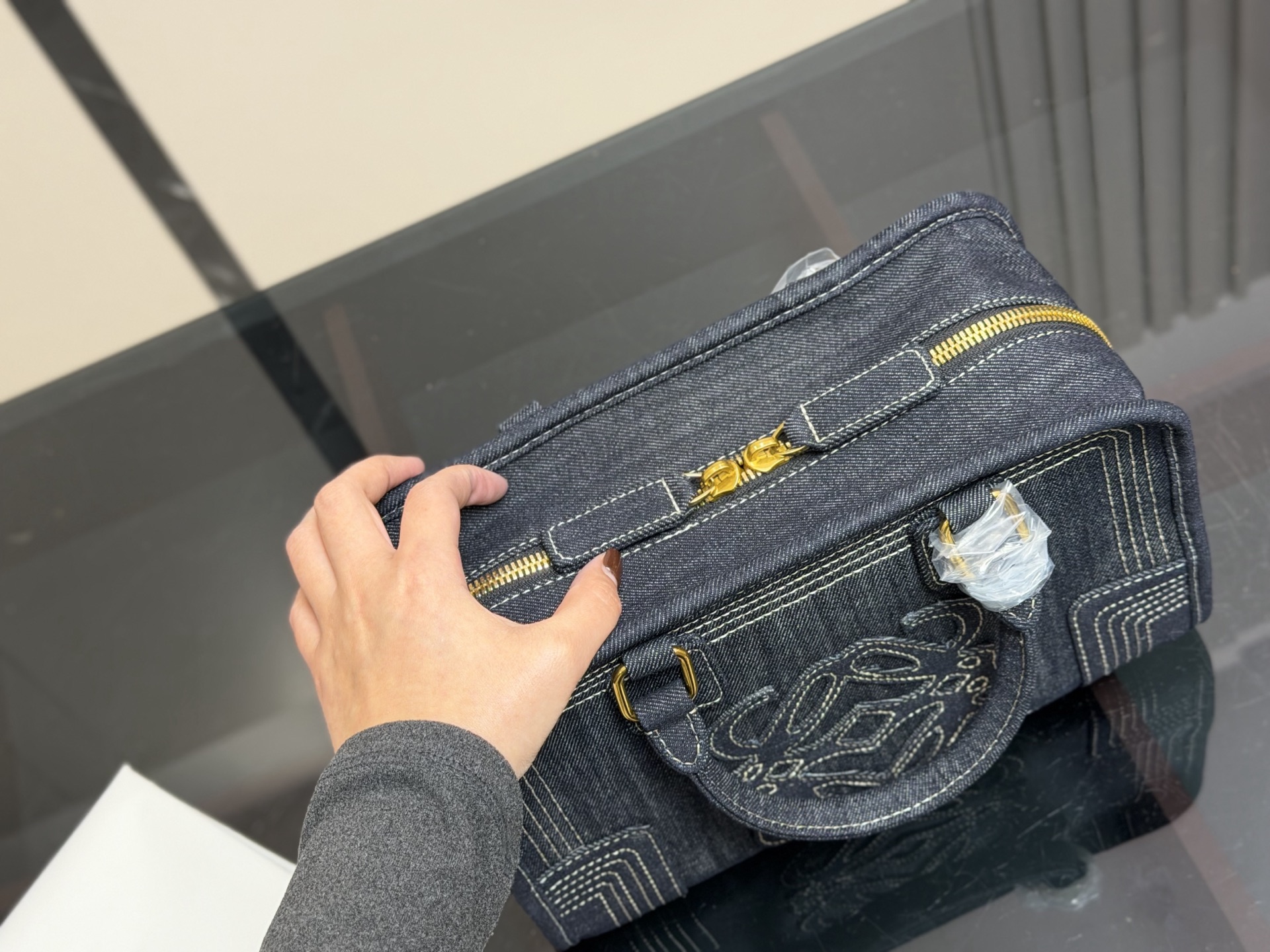 ¥220 这才是罗意威最值得入的中古包吧! 太好装了容量很大出差旅行必备的大包首选真的很小众因为这一只是中古包所以很少见~ 但是真的好好看拼色帆布有一种流浪的艺术家的感觉还可以斜挎的小个子女孩子也hold住~ 中古包包分享|罗 意威中古 尺寸:29.18cm