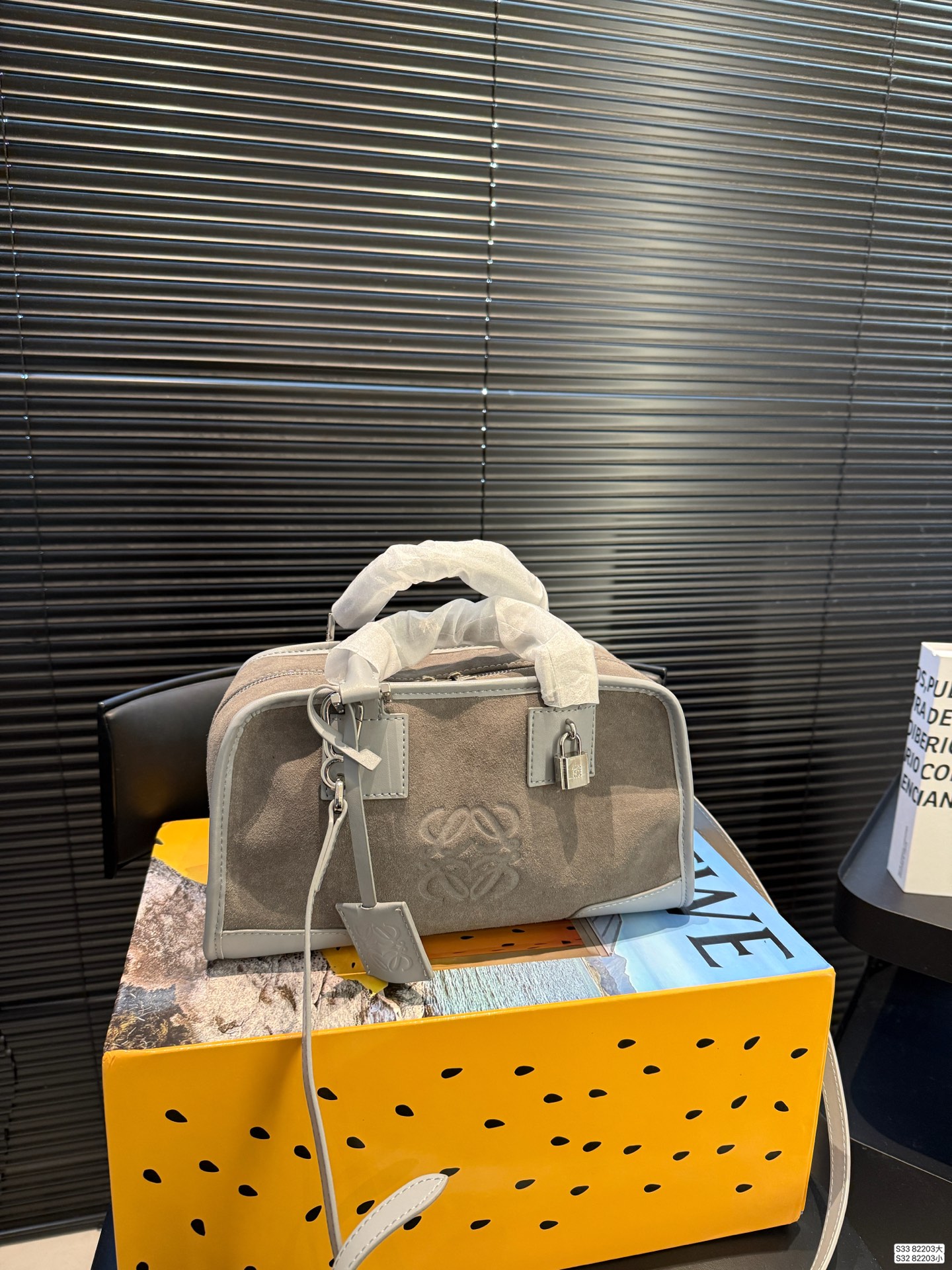 大号P215 小号P210 配盒子 罗意威这只简直太乖了 麂皮包今年冬天简直不要太火 银色loewe小锁也是酷的很 这个还可以加肩带单肩斜挎 一整个就是实用的美包！ 尺寸大36.5 21 小28.5 16 货号82203